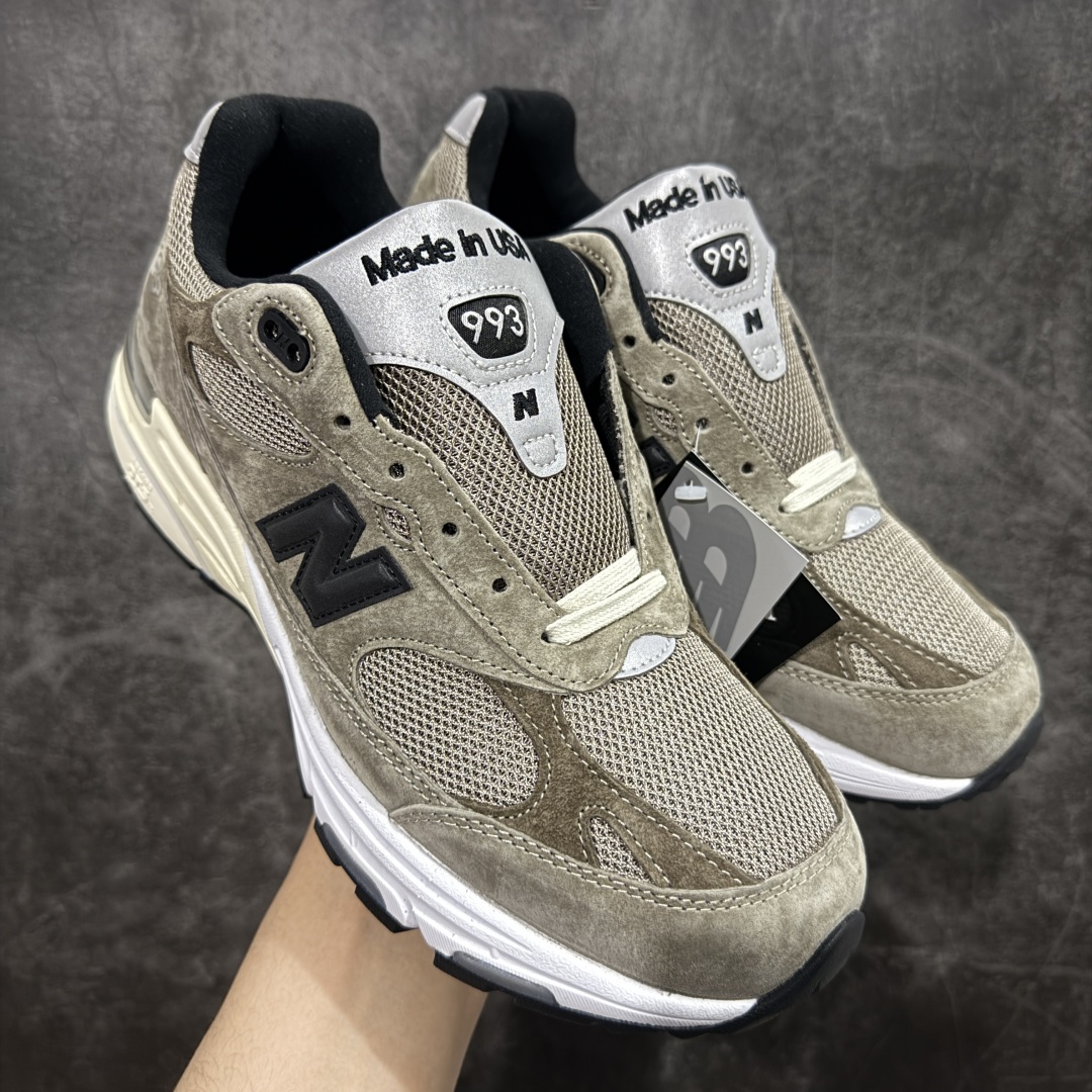 【总裁版】New Balance U993JJ 新百伦NB993 JJJJound 联名总统复古慢跑鞋 军绿色 正确3M反光细节 原楦原纸版开发 正确6层组合底模精密开发 后跟透明TPU水晶装饰条稳固 沿用了引以为傲的跑鞋手工技艺 采用猪皮绒面并包裹局部透气网面的鞋身设计 菱网鞋舌上刻有New Balance USA 鞋面依旧身着经典的大热之灰 彰显了其高端的品质身份 尺码:36-46.5-选品中心