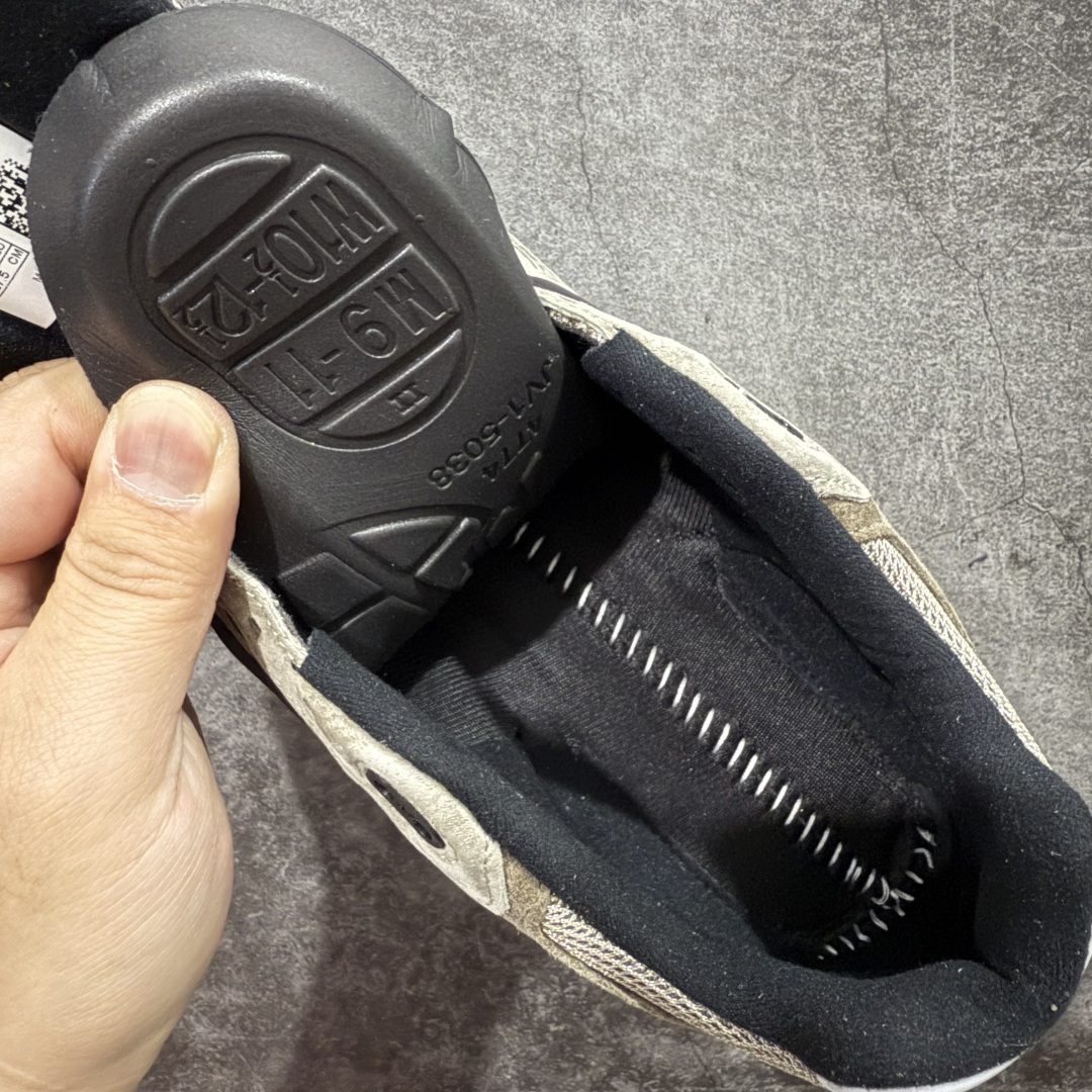 图片[9]-【总裁版】New Balance U993JJ 新百伦NB993 JJJJound 联名总统复古慢跑鞋 军绿色 正确3M反光细节 原楦原纸版开发 正确6层组合底模精密开发 后跟透明TPU水晶装饰条稳固 沿用了引以为傲的跑鞋手工技艺 采用猪皮绒面并包裹局部透气网面的鞋身设计 菱网鞋舌上刻有New Balance USA 鞋面依旧身着经典的大热之灰 彰显了其高端的品质身份 尺码：36-46.5-选品中心