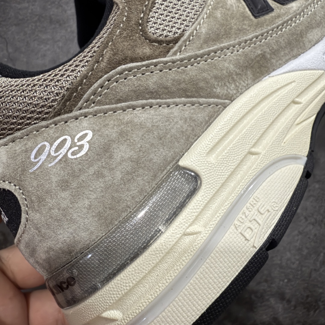 图片[3]-【总裁版】New Balance U993JJ 新百伦NB993 JJJJound 联名总统复古慢跑鞋 军绿色 正确3M反光细节 原楦原纸版开发 正确6层组合底模精密开发 后跟透明TPU水晶装饰条稳固 沿用了引以为傲的跑鞋手工技艺 采用猪皮绒面并包裹局部透气网面的鞋身设计 菱网鞋舌上刻有New Balance USA 鞋面依旧身着经典的大热之灰 彰显了其高端的品质身份 尺码：36-46.5-选品中心