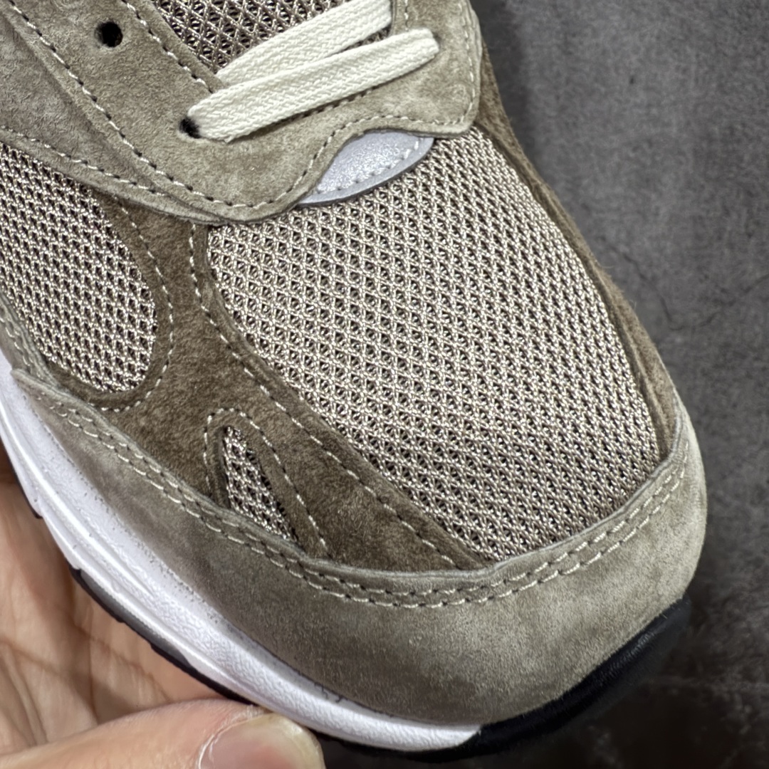 图片[5]-【总裁版】New Balance U993JJ 新百伦NB993 JJJJound 联名总统复古慢跑鞋 军绿色 正确3M反光细节 原楦原纸版开发 正确6层组合底模精密开发 后跟透明TPU水晶装饰条稳固 沿用了引以为傲的跑鞋手工技艺 采用猪皮绒面并包裹局部透气网面的鞋身设计 菱网鞋舌上刻有New Balance USA 鞋面依旧身着经典的大热之灰 彰显了其高端的品质身份 尺码：36-46.5-选品中心