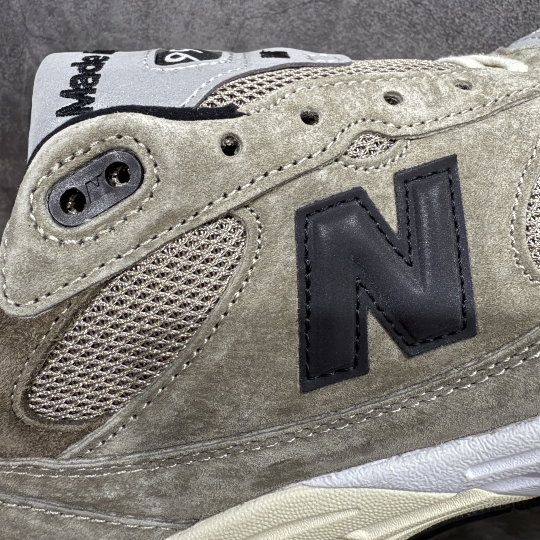 图片[4]-【总裁版】New Balance U993JJ 新百伦NB993 JJJJound 联名总统复古慢跑鞋 军绿色 正确3M反光细节 原楦原纸版开发 正确6层组合底模精密开发 后跟透明TPU水晶装饰条稳固 沿用了引以为傲的跑鞋手工技艺 采用猪皮绒面并包裹局部透气网面的鞋身设计 菱网鞋舌上刻有New Balance USA 鞋面依旧身着经典的大热之灰 彰显了其高端的品质身份 尺码：36-46.5-选品中心