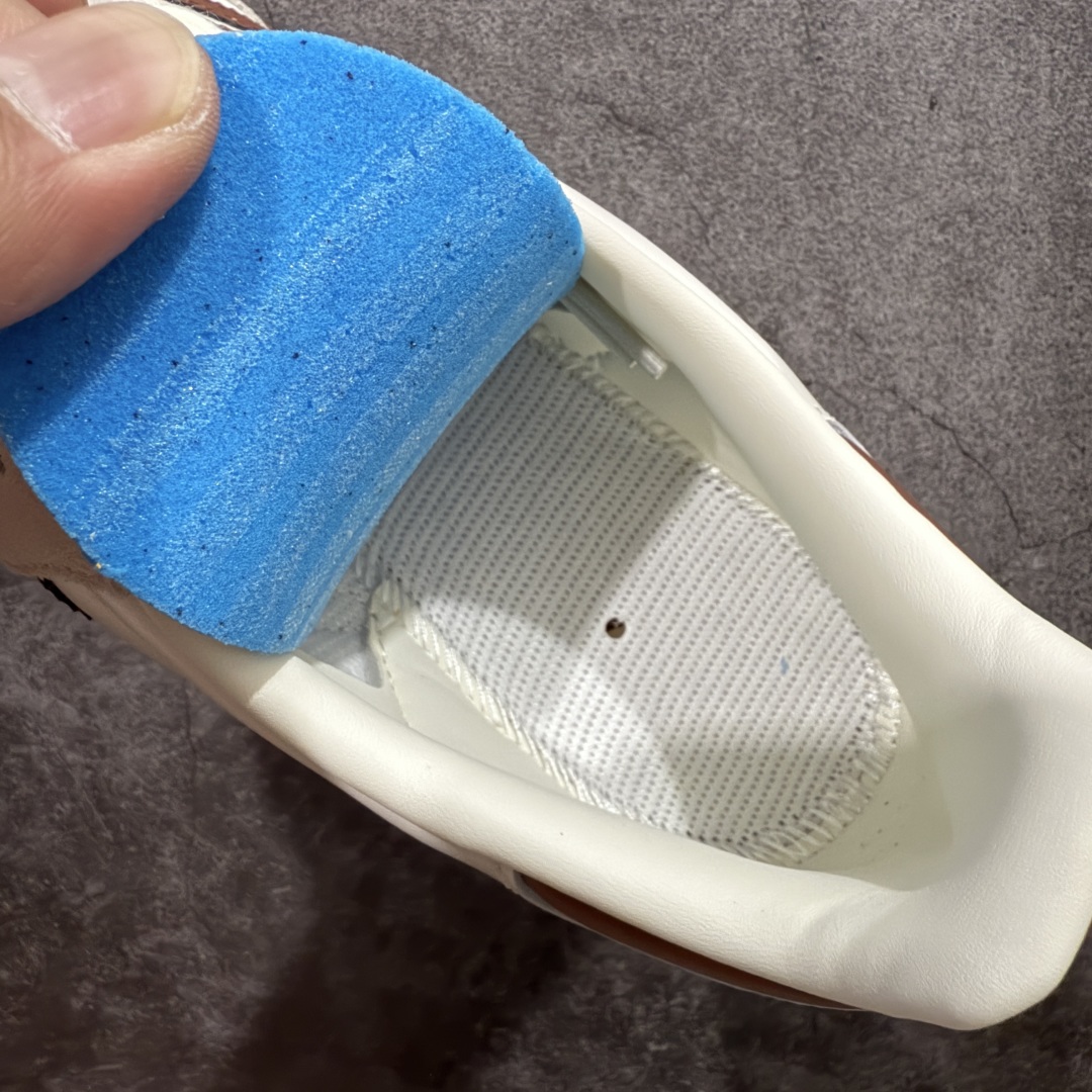 图片[9]-【纯原LW版】Adidas Originals Samba 防滑低帮T头德训鞋 复古系列 白棕生胶 ID1447 纯原大厂LW工厂出货💪🏻 正确头层皮料 非普通版本 市场顶级版本完美还原zp细节，注意区别市场任何版本，完全不是一路货色‼️ 全鞋原材料打造，无任何色差，正确鞋型，后跟港宝材料定型，正确微透生胶大底，反口内里头层细腻小牛皮，正确中底 鞋垫背胶，侧面正确烫金压印字母，所有细节完美还原‼️ 尺码：35.5 36 36.5 37 38 38.5 39 40 40.5 41 42 42.5 43 44 44.5 45-选品中心