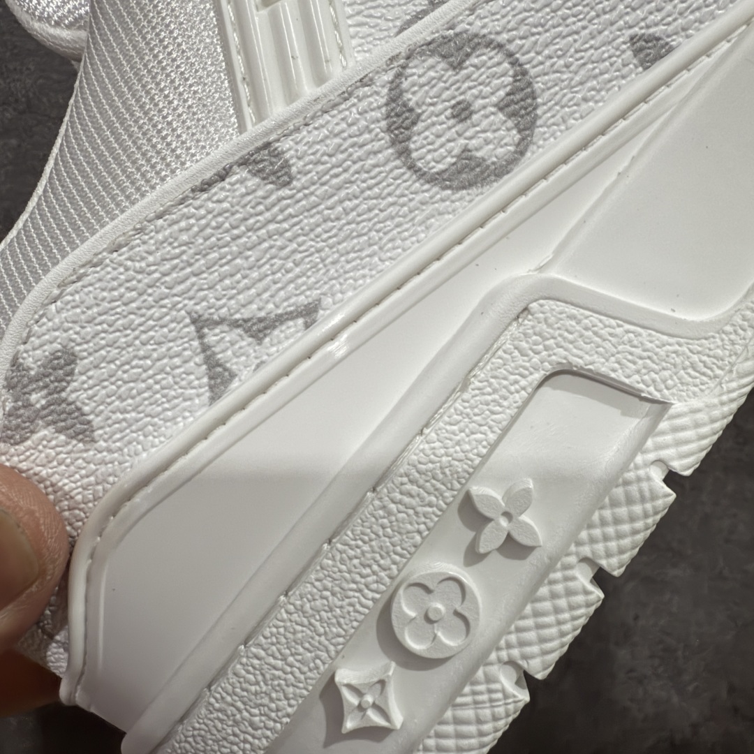 图片[3]-【海淘代购升级版】 现货当天可取 LV Trainer系列高奢运动鞋 白色印花 新款芯片顶级 潮人必备单品 同步ZP官网空胶工艺 鞋舌、挂饰均镶嵌NFC芯片感应装置 正确胶片断点式设计 中底正确还原原版油印字母比例 1：1原楦格板、楦头、刀磨全新升级！ 独家订制顶级压纹麂皮 原版开模TPU大底 质感原版一致 垫脚聚米微料加透气英伦网布 披靡市场任何版本！细节完美呈现！ 代购指定版本 全新升级最新双盒包装 扫码秒进官网！ 全套包装配件同比原版 尺码： 38-46-选品中心