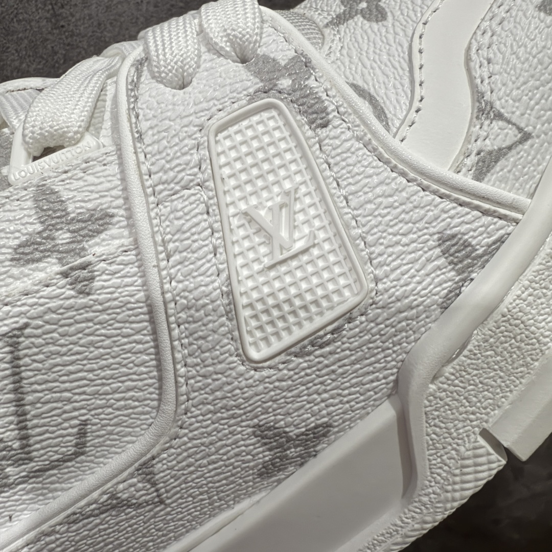 图片[4]-【海淘代购升级版】 现货当天可取 LV Trainer系列高奢运动鞋 白色印花 新款芯片顶级 潮人必备单品 同步ZP官网空胶工艺 鞋舌、挂饰均镶嵌NFC芯片感应装置 正确胶片断点式设计 中底正确还原原版油印字母比例 1：1原楦格板、楦头、刀磨全新升级！ 独家订制顶级压纹麂皮 原版开模TPU大底 质感原版一致 垫脚聚米微料加透气英伦网布 披靡市场任何版本！细节完美呈现！ 代购指定版本 全新升级最新双盒包装 扫码秒进官网！ 全套包装配件同比原版 尺码： 38-46-选品中心