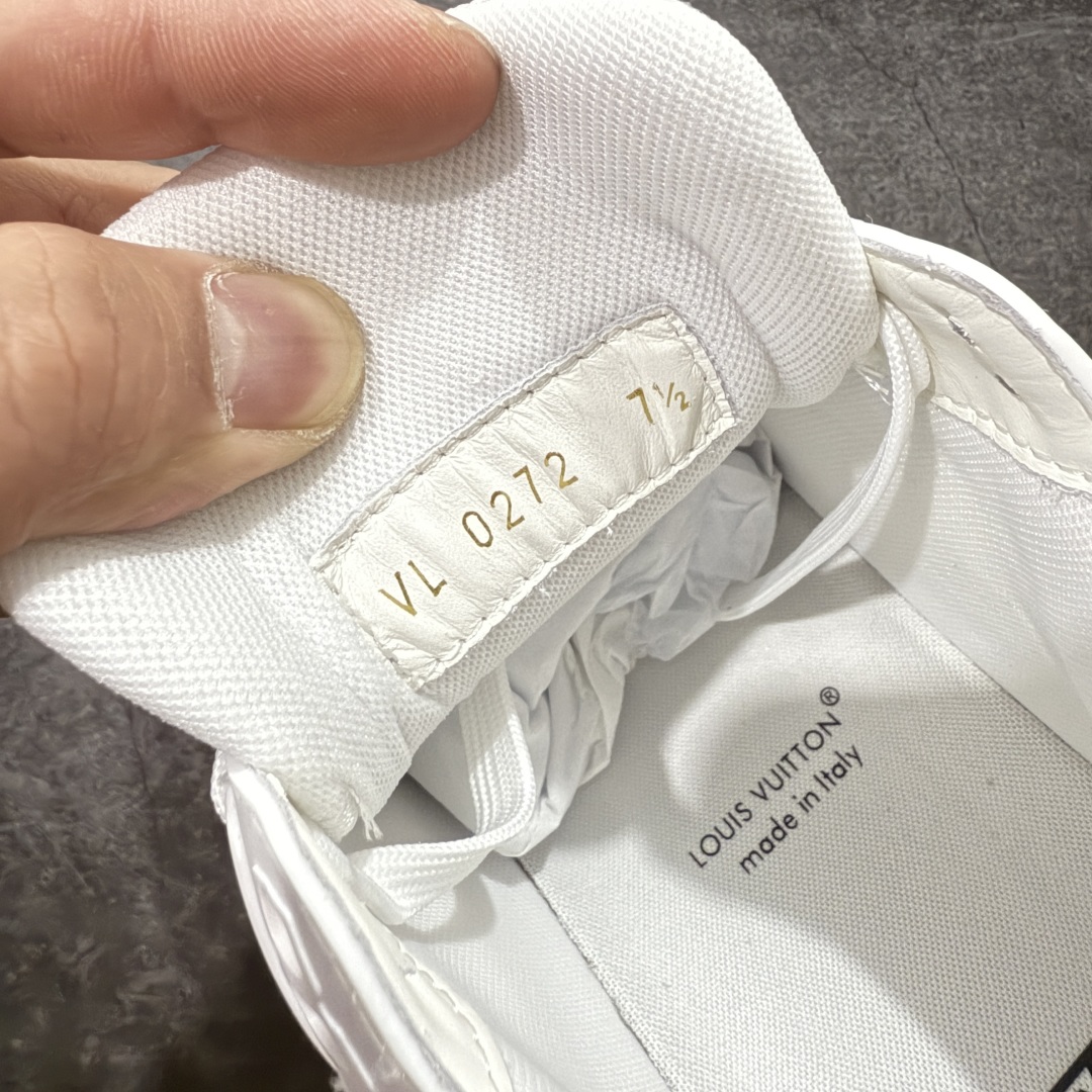 图片[8]-【海淘代购升级版】 现货当天可取 LV Trainer系列高奢运动鞋 白色印花 新款芯片顶级 潮人必备单品 同步ZP官网空胶工艺 鞋舌、挂饰均镶嵌NFC芯片感应装置 正确胶片断点式设计 中底正确还原原版油印字母比例 1：1原楦格板、楦头、刀磨全新升级！ 独家订制顶级压纹麂皮 原版开模TPU大底 质感原版一致 垫脚聚米微料加透气英伦网布 披靡市场任何版本！细节完美呈现！ 代购指定版本 全新升级最新双盒包装 扫码秒进官网！ 全套包装配件同比原版 尺码： 38-46-选品中心