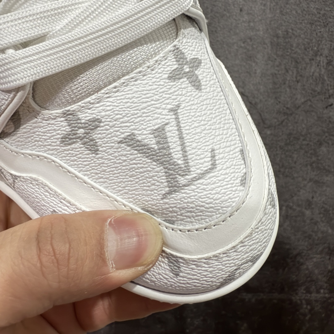 图片[6]-【海淘代购升级版】 现货当天可取 LV Trainer系列高奢运动鞋 白色印花 新款芯片顶级 潮人必备单品 同步ZP官网空胶工艺 鞋舌、挂饰均镶嵌NFC芯片感应装置 正确胶片断点式设计 中底正确还原原版油印字母比例 1：1原楦格板、楦头、刀磨全新升级！ 独家订制顶级压纹麂皮 原版开模TPU大底 质感原版一致 垫脚聚米微料加透气英伦网布 披靡市场任何版本！细节完美呈现！ 代购指定版本 全新升级最新双盒包装 扫码秒进官网！ 全套包装配件同比原版 尺码： 38-46-选品中心