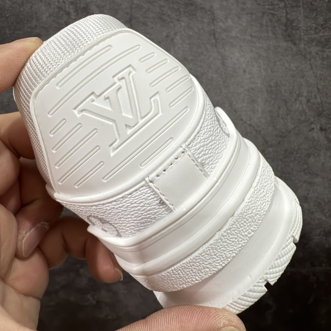 图片[2]-【海淘代购升级版】 现货当天可取 LV Trainer系列高奢运动鞋 白色印花 新款芯片顶级 潮人必备单品 同步ZP官网空胶工艺 鞋舌、挂饰均镶嵌NFC芯片感应装置 正确胶片断点式设计 中底正确还原原版油印字母比例 1：1原楦格板、楦头、刀磨全新升级！ 独家订制顶级压纹麂皮 原版开模TPU大底 质感原版一致 垫脚聚米微料加透气英伦网布 披靡市场任何版本！细节完美呈现！ 代购指定版本 全新升级最新双盒包装 扫码秒进官网！ 全套包装配件同比原版 尺码： 38-46-选品中心