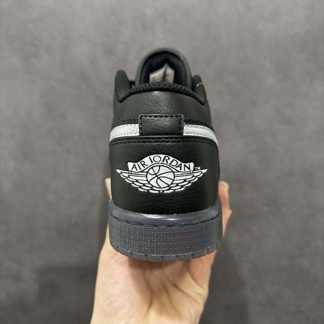 图片[4]-【K版】Air Jordan AJ1 Low 低帮 黑白 HV5968-001 全新流水线出品 全部原鞋开发 原楦原纸板开发 全鞋电脑针车 原厂内置全掌气垫 原盒内在原标 唯一Zp原版鞋带绑法 免检产品 全新2022版型 全头层皮料 完美零毛边处理 原厂配置全掌气垫 价格定位良心 几十个配色陆续出货 尺码：36 36.5 37.5 38 38.5 39 40 40.5 41 42 42.5 43 44 44.5 45 46-选品中心