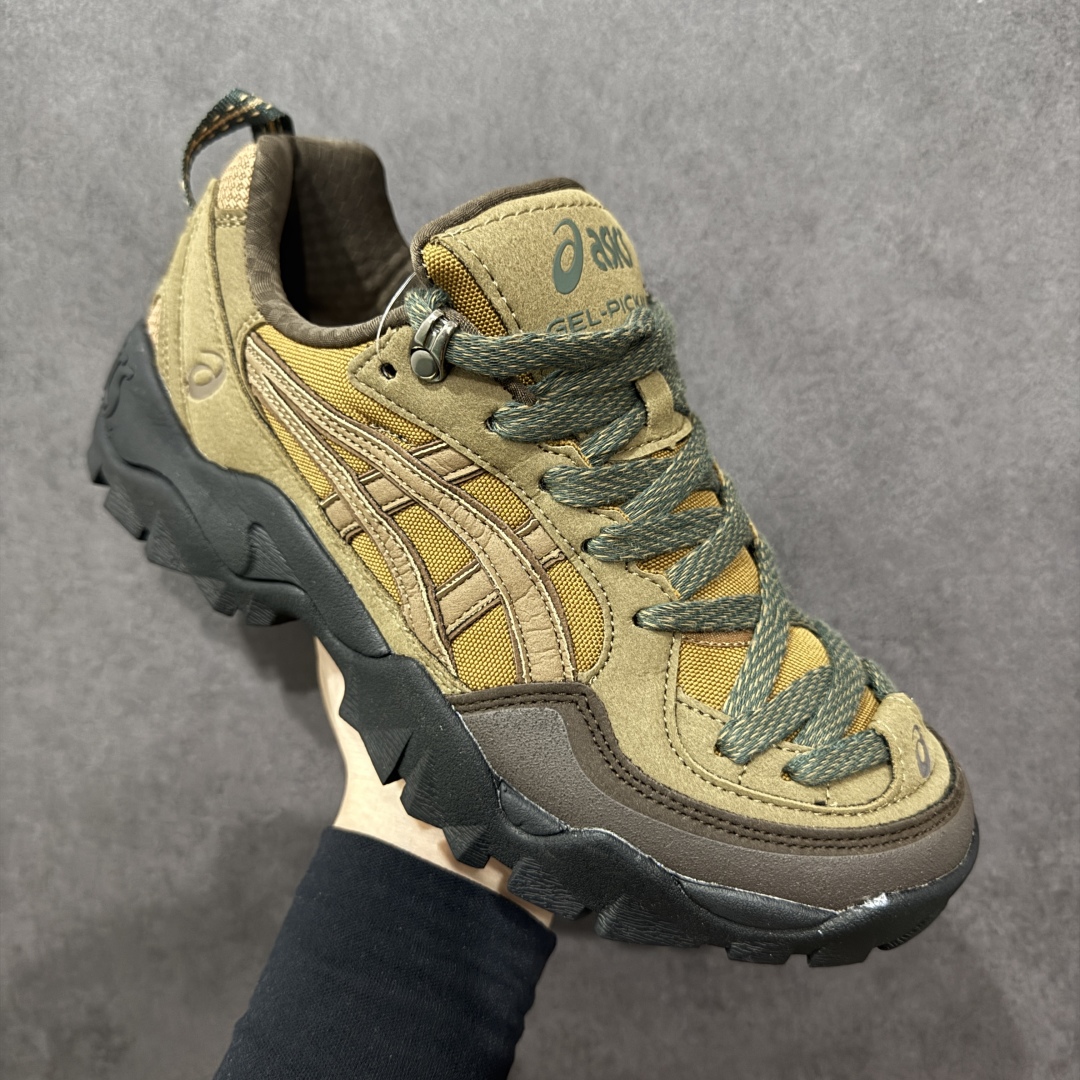 图片[3]-【公司级】亚瑟士 ASICS GEL-PICKAX 登山 户外运动 抗冲击支撑 减震防滑耐磨轻便 徒步鞋 男款 日蚀黑 轻便旅游鞋。秋天踏秋一直在穿这双，上脚最直观的感受就是鞋楦，平时穿一些其他品牌的户外鞋，总会或宽或窄，但是这双的鞋楦真的是刚刚好。作为户外鞋鞋底一定要耐磨+防滑，所以橡胶鞋头+橡胶鞋底，是必备的，而且底子越厚安全感越强，但相应的贴合感就越差，鞋身就越重，这双的鞋底厚度刚刚好，而且整双鞋没有拖沓感，脚部贴合的舒适感是很明显的，感觉设计师是真的研究过亚洲人的脚型，诚意十足。 尺码：36-45含半码-选品中心