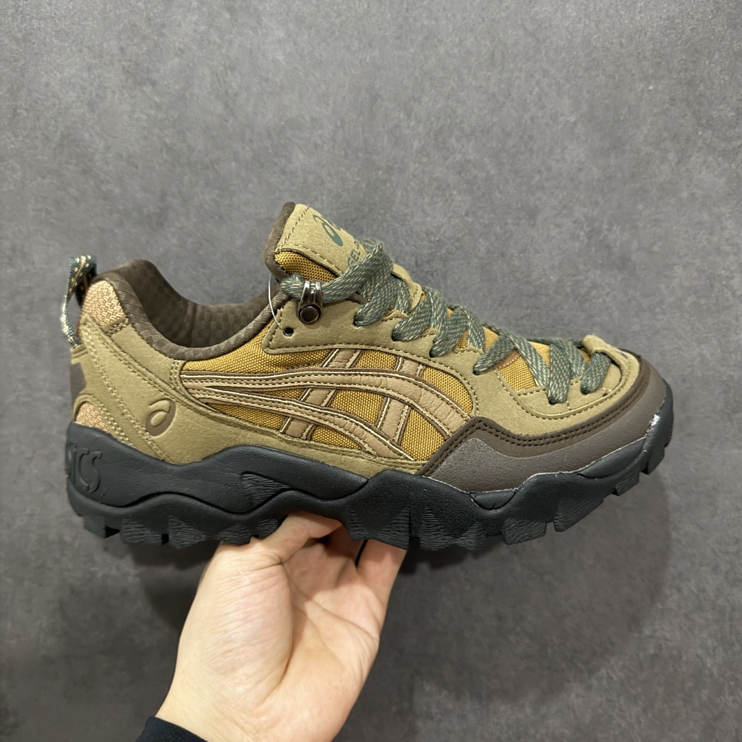 【公司级】亚瑟士 ASICS GEL-PICKAX 登山 户外运动 抗冲击支撑 减震防滑耐磨轻便 徒步鞋 男款 日蚀黑 轻便旅游鞋。秋天踏秋一直在穿这双,上脚最直观的感受就是鞋楦,平时穿一些其他品牌的户外鞋,总会或宽或窄,但是这双的鞋楦真的是刚刚好。作为户外鞋鞋底一定要耐磨+防滑,所以橡胶鞋头+橡胶鞋底,是必备的,而且底子越厚安全感越强,但相应的贴合感就越差,鞋身就越重,这双的鞋底厚度刚刚好,而且整双鞋没有拖沓感,脚部贴合的舒适感是很明显的,感觉设计师是真的研究过亚洲人的脚型,诚意十足。 尺码:36-45含半码-选品中心