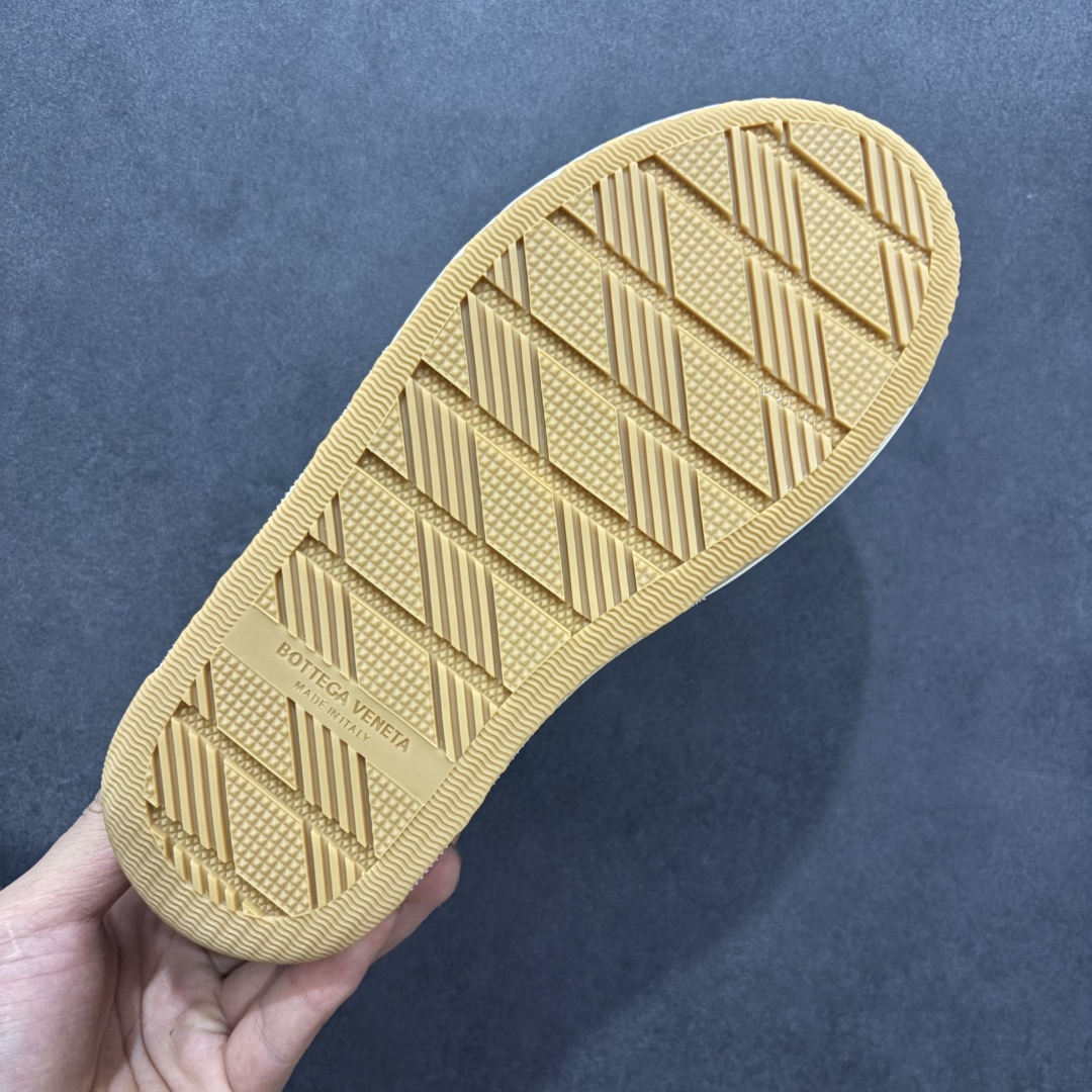 图片[9]-【广东纯原版本】小红书爆款 BOTTEGA VENETA BV25ss 新款复古Eliot运动鞋上市即封神! BV全新的 Eliot 以复古篮球鞋为设计灵感，童趣 的色彩焕发青春活力!男女同款，可以做情侣鞋穿着哦整个鞋子透气舒适，帆布鞋面自重轻盈，鞋帮拼接处以柔软奢华的羊皮镶嵌包裹每只鞋边的红线均为手工绘画，更具品味与态度喔! 尺码：35 36 37 38 39 40-选品中心