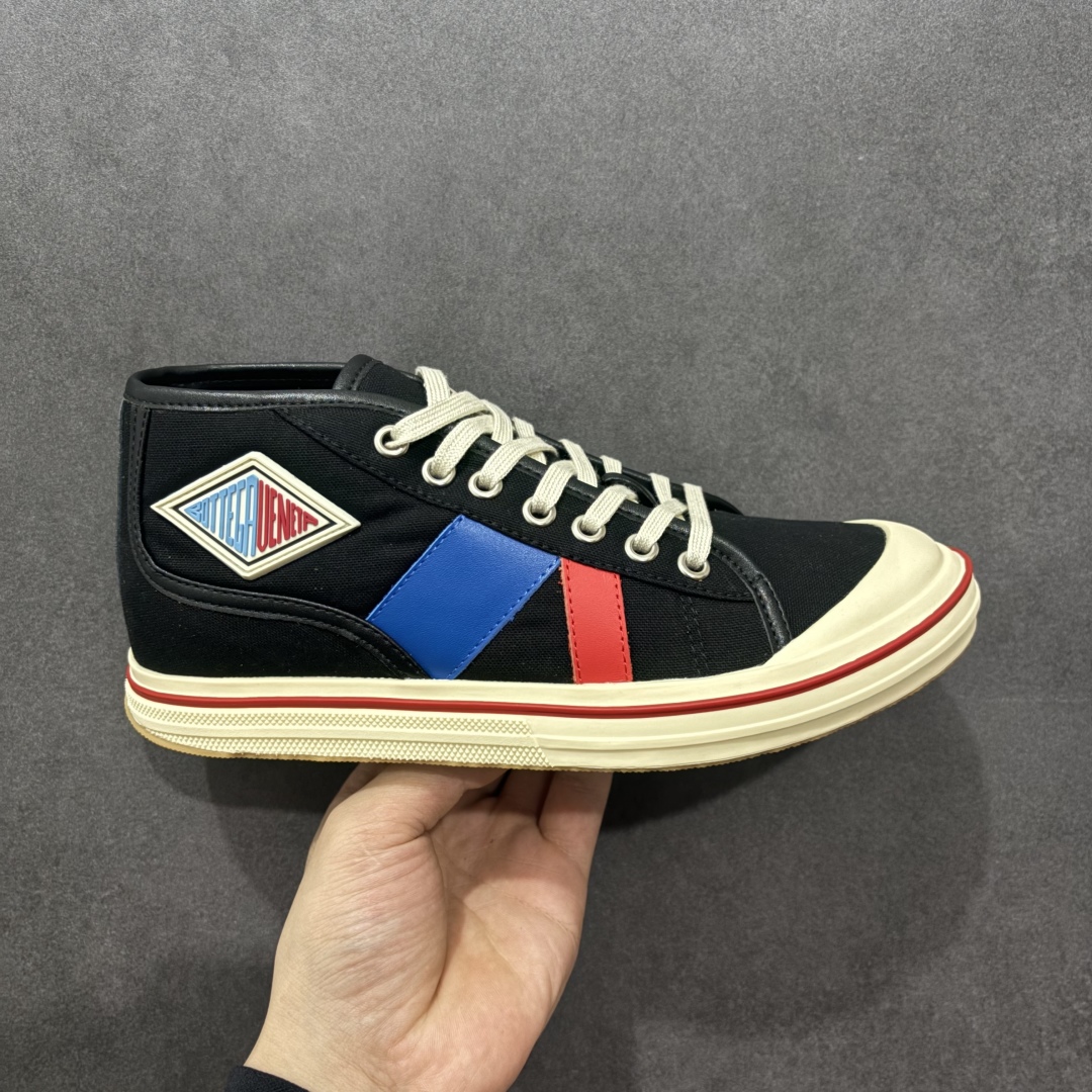 【广东纯原版本】小红书爆款 BOTTEGA VENETA BV25ss 新款复古Eliot运动鞋上市即封神! BV全新的 Eliot 以复古篮球鞋为设计灵感,童趣 的色彩焕发青春活力!男女同款,可以做情侣鞋穿着哦整个鞋子透气舒适,帆布鞋面自重轻盈,鞋帮拼接处以柔软奢华的羊皮镶嵌包裹每只鞋边的红线均为手工绘画,更具品味与态度喔! 尺码:35 36 37 38 39 40-选品中心