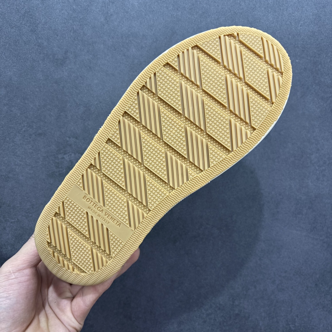 图片[9]-【广东纯原版本】小红书爆款 BOTTEGA VENETA BV25ss 新款复古Eliot运动鞋上市即封神! BV全新的 Eliot 以复古篮球鞋为设计灵感，童趣 的色彩焕发青春活力!男女同款，可以做情侣鞋穿着哦整个鞋子透气舒适，帆布鞋面自重轻盈，鞋帮拼接处以柔软奢华的羊皮镶嵌包裹每只鞋边的红线均为手工绘画，更具品味与态度喔! 尺码：35 36 37 38 39 40-选品中心