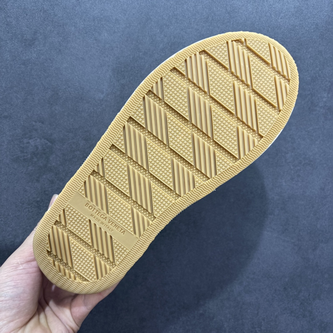 图片[9]-【广东纯原版本】小红书爆款 BOTTEGA VENETA BV25ss 新款复古Eliot运动鞋上市即封神! BV全新的 Eliot 以复古篮球鞋为设计灵感，童趣 的色彩焕发青春活力!男女同款，可以做情侣鞋穿着哦整个鞋子透气舒适，帆布鞋面自重轻盈，鞋帮拼接处以柔软奢华的羊皮镶嵌包裹每只鞋边的红线均为手工绘画，更具品味与态度喔! 尺码：35 36 37 38 39 40-选品中心