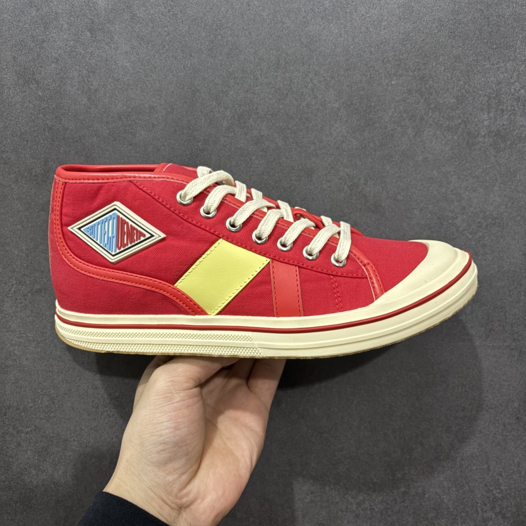 【广东纯原版本】小红书爆款 BOTTEGA VENETA BV25ss 新款复古Eliot运动鞋上市即封神! BV全新的 Eliot 以复古篮球鞋为设计灵感,童趣 的色彩焕发青春活力!男女同款,可以做情侣鞋穿着哦整个鞋子透气舒适,帆布鞋面自重轻盈,鞋帮拼接处以柔软奢华的羊皮镶嵌包裹每只鞋边的红线均为手工绘画,更具品味与态度喔! 尺码:35 36 37 38 39 40-选品中心