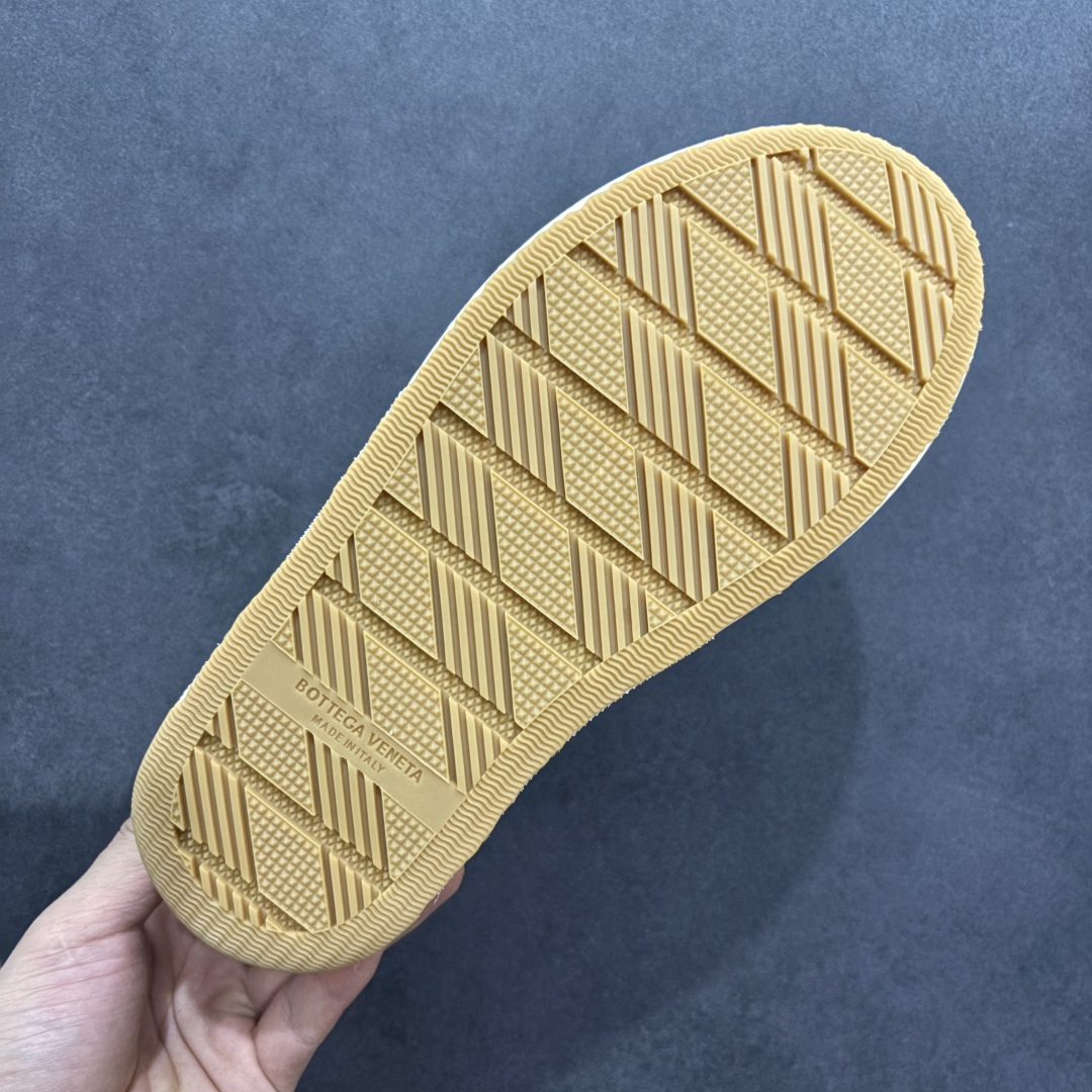 图片[9]-【广东纯原版本】小红书爆款 BOTTEGA VENETA BV25ss 新款复古Eliot运动鞋上市即封神! BV全新的 Eliot 以复古篮球鞋为设计灵感，童趣 的色彩焕发青春活力!男女同款，可以做情侣鞋穿着哦整个鞋子透气舒适，帆布鞋面自重轻盈，鞋帮拼接处以柔软奢华的羊皮镶嵌包裹每只鞋边的红线均为手工绘画，更具品味与态度喔! 尺码：35 36 37 38 39 40-选品中心