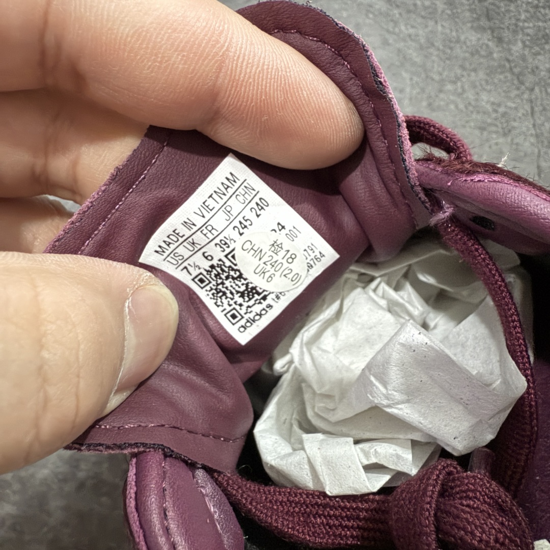 图片[6]-【CG纯原】市面最顶级品质没有之一！ 此版鞋身全部采用进口原厂头层皮 原厂头层 区分市面偷工减料！ Adidas Originals Samba 桑巴德训鞋 红色马毛 原版原楦原材，99.999%还原度 鞋带都是原厂的，系鞋带的方式都同步ZP！ 货号：JP5330 尺码：36 36.5 37 38 38.5 39 40 40.5 41 42 42.5 43 44 44.5 45-选品中心