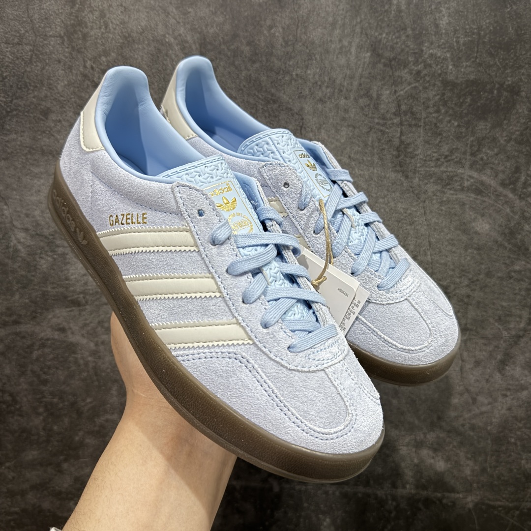 【渠道纯原版】AD Gazelle Indoor Trainers 羚羊内训系列低帮复古百搭休闲运动德训风板鞋 蓝白 JI2717 市场最高版本 完美还原zp细节，注意区别市场任何版本，完全不是一路货色‼️ 全鞋原材料打造，无任何色差，正确鞋型，后跟港宝材料定型，正确微透生胶大底，反口内里头层细腻小牛皮，纸板中底 鞋垫背胶，侧面正确烫金压印字母，所有细节完美还原‼️ 尺码：35 36 36.5 37 38 38.5 39 40 40.5 41 42 42.5 43 44 44.5 45-选品中心