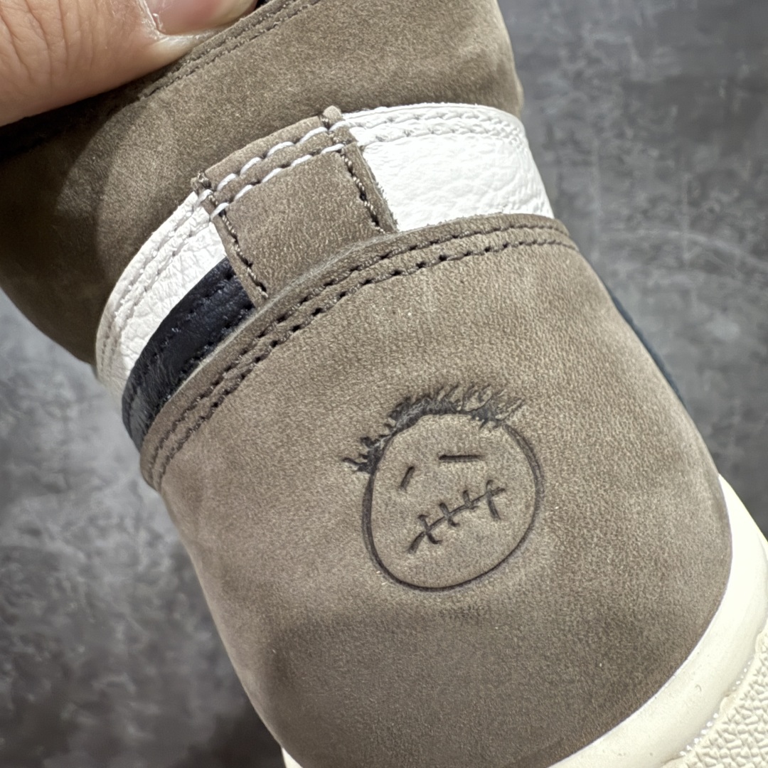 图片[2]-【PK4.0升级版】Air Jordan 1 x Travis Scott AJ1 x TS联名黑棕倒钩高帮CD4487-100 全新升级品质 细节完美对比原版无可挑剔 原厂皮料 实物无色差带绒感 细节多次校对 针车效果同步原鞋 刺绣拉到原厂定做 原楦原纸板开发 后跟弧度收口自然不对折 极致一眼正品既视感 进口玻璃冲刀皮料裁剪零毛边 鞋面高清洁度 QC检验标准 控制溢胶 鞋盒、防尘纸 配件鞋带 均采购来自原厂 尺码：36-47.5-选品中心