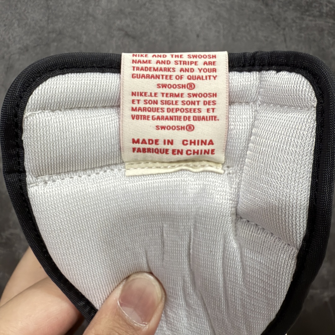 图片[7]-【PK4.0升级版】Air Jordan 1 x Travis Scott AJ1 x TS联名黑棕倒钩高帮CD4487-100 全新升级品质 细节完美对比原版无可挑剔 原厂皮料 实物无色差带绒感 细节多次校对 针车效果同步原鞋 刺绣拉到原厂定做 原楦原纸板开发 后跟弧度收口自然不对折 极致一眼正品既视感 进口玻璃冲刀皮料裁剪零毛边 鞋面高清洁度 QC检验标准 控制溢胶 鞋盒、防尘纸 配件鞋带 均采购来自原厂 尺码：36-47.5-选品中心