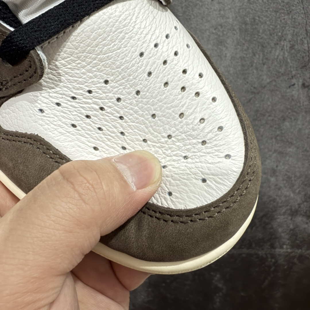 图片[5]-【PK4.0升级版】Air Jordan 1 x Travis Scott AJ1 x TS联名黑棕倒钩高帮CD4487-100 全新升级品质 细节完美对比原版无可挑剔 原厂皮料 实物无色差带绒感 细节多次校对 针车效果同步原鞋 刺绣拉到原厂定做 原楦原纸板开发 后跟弧度收口自然不对折 极致一眼正品既视感 进口玻璃冲刀皮料裁剪零毛边 鞋面高清洁度 QC检验标准 控制溢胶 鞋盒、防尘纸 配件鞋带 均采购来自原厂 尺码：36-47.5-选品中心
