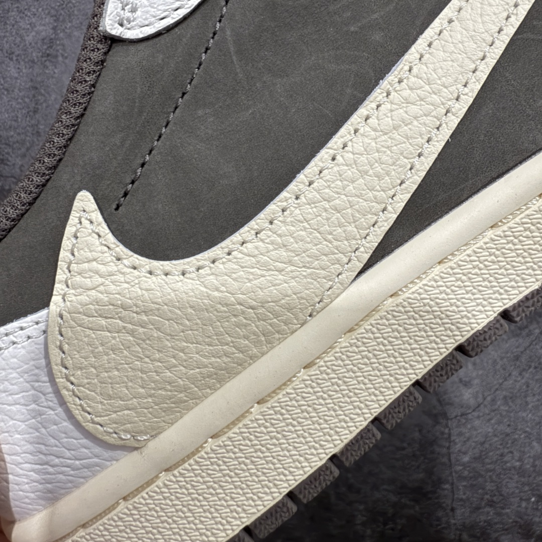 图片[3]-【PK4.0升级版】Air Jordan 1 x Travis Scott AJ1 x TS联名白棕倒钩3.0 DM7866-162 全新升级批次出货 巅峰品质 天花板级别 细节改进版 实拍所见即所得 自行揣摩 此版在各大纯原阵营中 绝对是Top级别的存在‼️ 实物过于完美 高端零售主推版本 关键价格也不杀猪💪🏻 纯原第一梯队版本 细节均没毛病 品质自观实拍👇🏻 所有皮料均来自原厂 所有细节均多次校对 针车效果同步原鞋 刺绣拉到原厂定做 原楦原纸板开发 后跟弧度收口自然不对折 极致一眼正品既视感 进口玻璃冲刀皮料裁剪零毛边 承诺百分百一致原鞋 鞋面清洁度最高 QC检验标准 控制溢胶 鞋盒、防尘纸 配件鞋带 均采购来自原厂 尺码：36-47.5-选品中心