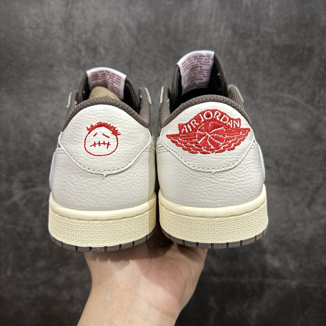 图片[2]-【PK4.0升级版】Air Jordan 1 x Travis Scott AJ1 x TS联名白棕倒钩3.0 DM7866-162 全新升级批次出货 巅峰品质 天花板级别 细节改进版 实拍所见即所得 自行揣摩 此版在各大纯原阵营中 绝对是Top级别的存在‼️ 实物过于完美 高端零售主推版本 关键价格也不杀猪💪🏻 纯原第一梯队版本 细节均没毛病 品质自观实拍👇🏻 所有皮料均来自原厂 所有细节均多次校对 针车效果同步原鞋 刺绣拉到原厂定做 原楦原纸板开发 后跟弧度收口自然不对折 极致一眼正品既视感 进口玻璃冲刀皮料裁剪零毛边 承诺百分百一致原鞋 鞋面清洁度最高 QC检验标准 控制溢胶 鞋盒、防尘纸 配件鞋带 均采购来自原厂 尺码：36-47.5-选品中心