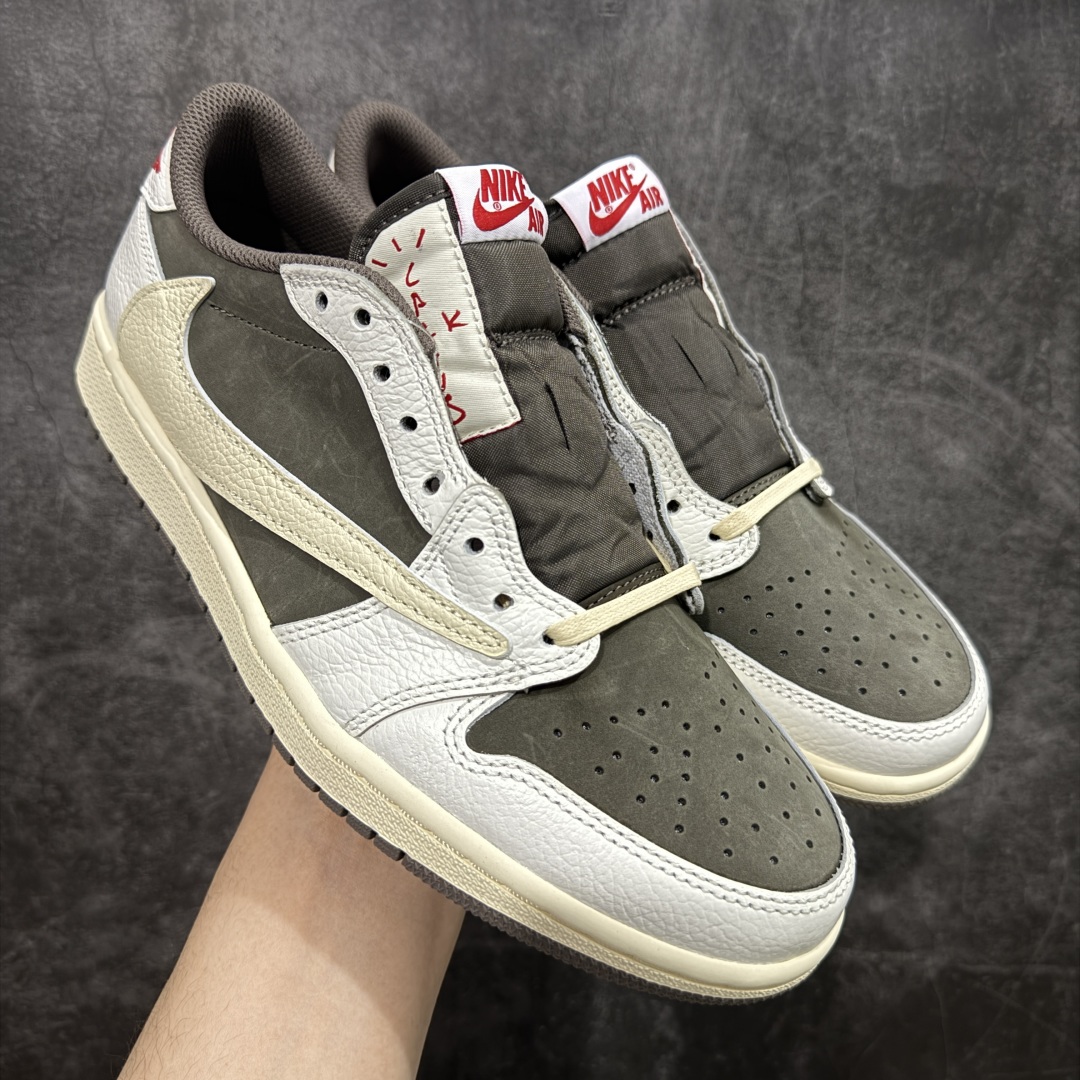 【PK4.0升级版】Air Jordan 1 x Travis Scott AJ1 x TS联名白棕倒钩3.0 DM7866-162 全新升级批次出货 巅峰品质 天花板级别 细节改进版 实拍所见即所得 自行揣摩 此版在各大纯原阵营中 绝对是Top级别的存在‼️ 实物过于完美 高端零售主推版本 关键价格也不杀猪💪🏻 纯原第一梯队版本 细节均没毛病 品质自观实拍👇🏻 所有皮料均来自原厂 所有细节均多次校对 针车效果同步原鞋 刺绣拉到原厂定做 原楦原纸板开发 后跟弧度收口自然不对折 极致一眼正品既视感 进口玻璃冲刀皮料裁剪零毛边 承诺百分百一致原鞋 鞋面清洁度最高 QC检验标准 控制溢胶 鞋盒、防尘纸 配件鞋带 均采购来自原厂 尺码：36-47.5-选品中心