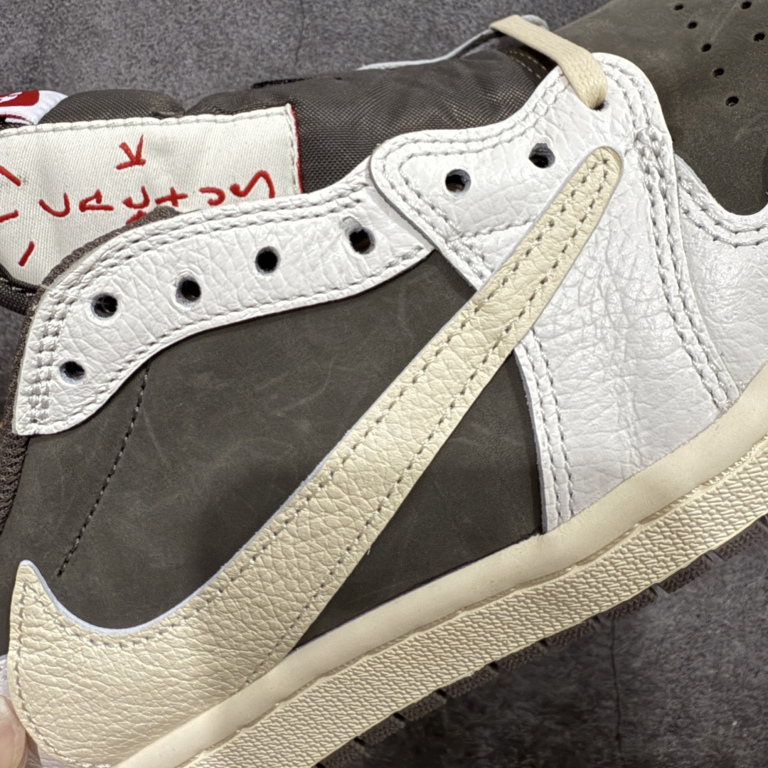图片[4]-【PK4.0升级版】Air Jordan 1 x Travis Scott AJ1 x TS联名白棕倒钩3.0 DM7866-162 全新升级批次出货 巅峰品质 天花板级别 细节改进版 实拍所见即所得 自行揣摩 此版在各大纯原阵营中 绝对是Top级别的存在‼️ 实物过于完美 高端零售主推版本 关键价格也不杀猪💪🏻 纯原第一梯队版本 细节均没毛病 品质自观实拍👇🏻 所有皮料均来自原厂 所有细节均多次校对 针车效果同步原鞋 刺绣拉到原厂定做 原楦原纸板开发 后跟弧度收口自然不对折 极致一眼正品既视感 进口玻璃冲刀皮料裁剪零毛边 承诺百分百一致原鞋 鞋面清洁度最高 QC检验标准 控制溢胶 鞋盒、防尘纸 配件鞋带 均采购来自原厂 尺码：36-47.5-选品中心