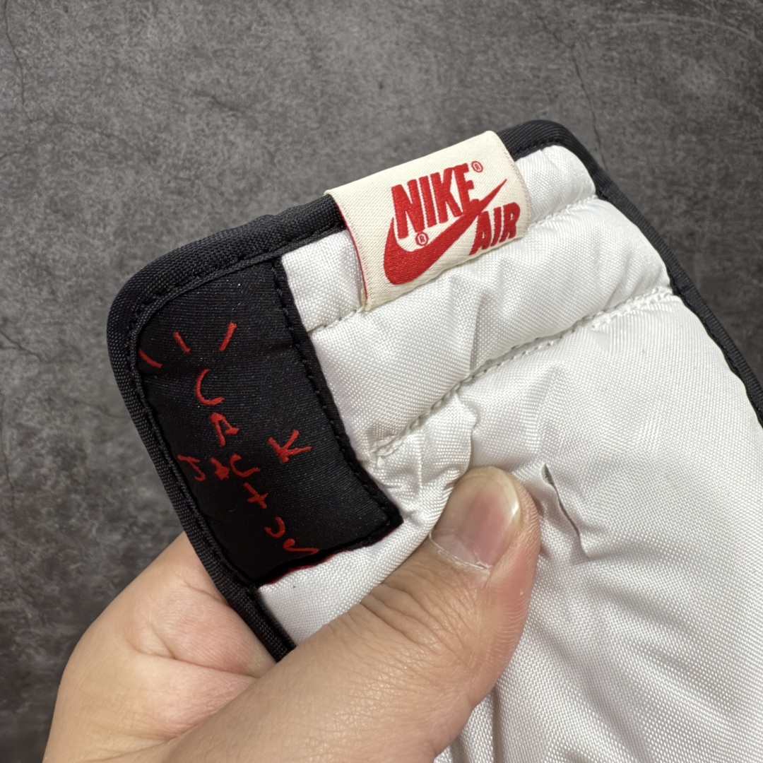 图片[6]-【PK4.0升级版】Air Jordan 1 x Travis Scott AJ1 x TS联名黑棕倒钩高帮CD4487-100 全新升级品质 细节完美对比原版无可挑剔 原厂皮料 实物无色差带绒感 细节多次校对 针车效果同步原鞋 刺绣拉到原厂定做 原楦原纸板开发 后跟弧度收口自然不对折 极致一眼正品既视感 进口玻璃冲刀皮料裁剪零毛边 鞋面高清洁度 QC检验标准 控制溢胶 鞋盒、防尘纸 配件鞋带 均采购来自原厂 尺码：36-47.5-选品中心