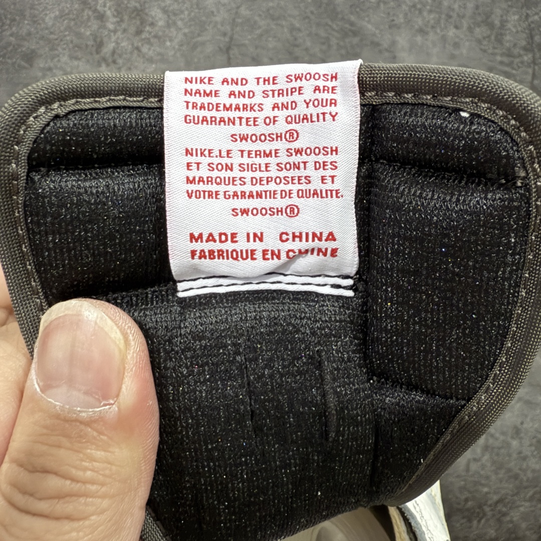 图片[7]-【PK4.0升级版】Air Jordan 1 x Travis Scott AJ1 x TS联名白棕倒钩3.0 DM7866-162 全新升级批次出货 巅峰品质 天花板级别 细节改进版 实拍所见即所得 自行揣摩 此版在各大纯原阵营中 绝对是Top级别的存在‼️ 实物过于完美 高端零售主推版本 关键价格也不杀猪💪🏻 纯原第一梯队版本 细节均没毛病 品质自观实拍👇🏻 所有皮料均来自原厂 所有细节均多次校对 针车效果同步原鞋 刺绣拉到原厂定做 原楦原纸板开发 后跟弧度收口自然不对折 极致一眼正品既视感 进口玻璃冲刀皮料裁剪零毛边 承诺百分百一致原鞋 鞋面清洁度最高 QC检验标准 控制溢胶 鞋盒、防尘纸 配件鞋带 均采购来自原厂 尺码：36-47.5-选品中心