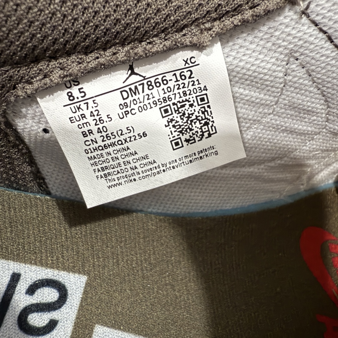图片[8]-【PK4.0升级版】Air Jordan 1 x Travis Scott AJ1 x TS联名白棕倒钩3.0 DM7866-162 全新升级批次出货 巅峰品质 天花板级别 细节改进版 实拍所见即所得 自行揣摩 此版在各大纯原阵营中 绝对是Top级别的存在‼️ 实物过于完美 高端零售主推版本 关键价格也不杀猪💪🏻 纯原第一梯队版本 细节均没毛病 品质自观实拍👇🏻 所有皮料均来自原厂 所有细节均多次校对 针车效果同步原鞋 刺绣拉到原厂定做 原楦原纸板开发 后跟弧度收口自然不对折 极致一眼正品既视感 进口玻璃冲刀皮料裁剪零毛边 承诺百分百一致原鞋 鞋面清洁度最高 QC检验标准 控制溢胶 鞋盒、防尘纸 配件鞋带 均采购来自原厂 尺码：36-47.5-选品中心