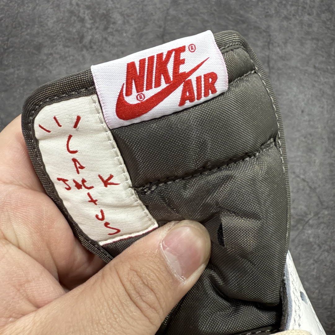 图片[6]-【PK4.0升级版】Air Jordan 1 x Travis Scott AJ1 x TS联名白棕倒钩3.0 DM7866-162 全新升级批次出货 巅峰品质 天花板级别 细节改进版 实拍所见即所得 自行揣摩 此版在各大纯原阵营中 绝对是Top级别的存在‼️ 实物过于完美 高端零售主推版本 关键价格也不杀猪💪🏻 纯原第一梯队版本 细节均没毛病 品质自观实拍👇🏻 所有皮料均来自原厂 所有细节均多次校对 针车效果同步原鞋 刺绣拉到原厂定做 原楦原纸板开发 后跟弧度收口自然不对折 极致一眼正品既视感 进口玻璃冲刀皮料裁剪零毛边 承诺百分百一致原鞋 鞋面清洁度最高 QC检验标准 控制溢胶 鞋盒、防尘纸 配件鞋带 均采购来自原厂 尺码：36-47.5-选品中心
