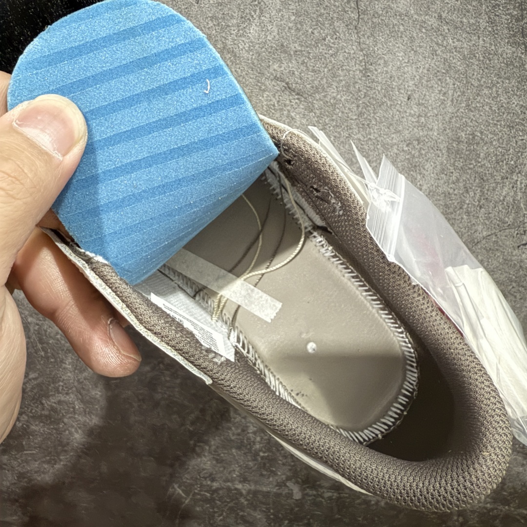 图片[10]-【PK4.0升级版】Air Jordan 1 x Travis Scott AJ1 x TS联名白棕倒钩3.0 DM7866-162 全新升级批次出货 巅峰品质 天花板级别 细节改进版 实拍所见即所得 自行揣摩 此版在各大纯原阵营中 绝对是Top级别的存在‼️ 实物过于完美 高端零售主推版本 关键价格也不杀猪💪🏻 纯原第一梯队版本 细节均没毛病 品质自观实拍👇🏻 所有皮料均来自原厂 所有细节均多次校对 针车效果同步原鞋 刺绣拉到原厂定做 原楦原纸板开发 后跟弧度收口自然不对折 极致一眼正品既视感 进口玻璃冲刀皮料裁剪零毛边 承诺百分百一致原鞋 鞋面清洁度最高 QC检验标准 控制溢胶 鞋盒、防尘纸 配件鞋带 均采购来自原厂 尺码：36-47.5-选品中心