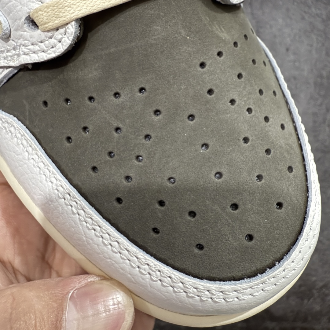 图片[5]-【PK4.0升级版】Air Jordan 1 x Travis Scott AJ1 x TS联名白棕倒钩3.0 DM7866-162 全新升级批次出货 巅峰品质 天花板级别 细节改进版 实拍所见即所得 自行揣摩 此版在各大纯原阵营中 绝对是Top级别的存在‼️ 实物过于完美 高端零售主推版本 关键价格也不杀猪💪🏻 纯原第一梯队版本 细节均没毛病 品质自观实拍👇🏻 所有皮料均来自原厂 所有细节均多次校对 针车效果同步原鞋 刺绣拉到原厂定做 原楦原纸板开发 后跟弧度收口自然不对折 极致一眼正品既视感 进口玻璃冲刀皮料裁剪零毛边 承诺百分百一致原鞋 鞋面清洁度最高 QC检验标准 控制溢胶 鞋盒、防尘纸 配件鞋带 均采购来自原厂 尺码：36-47.5-选品中心