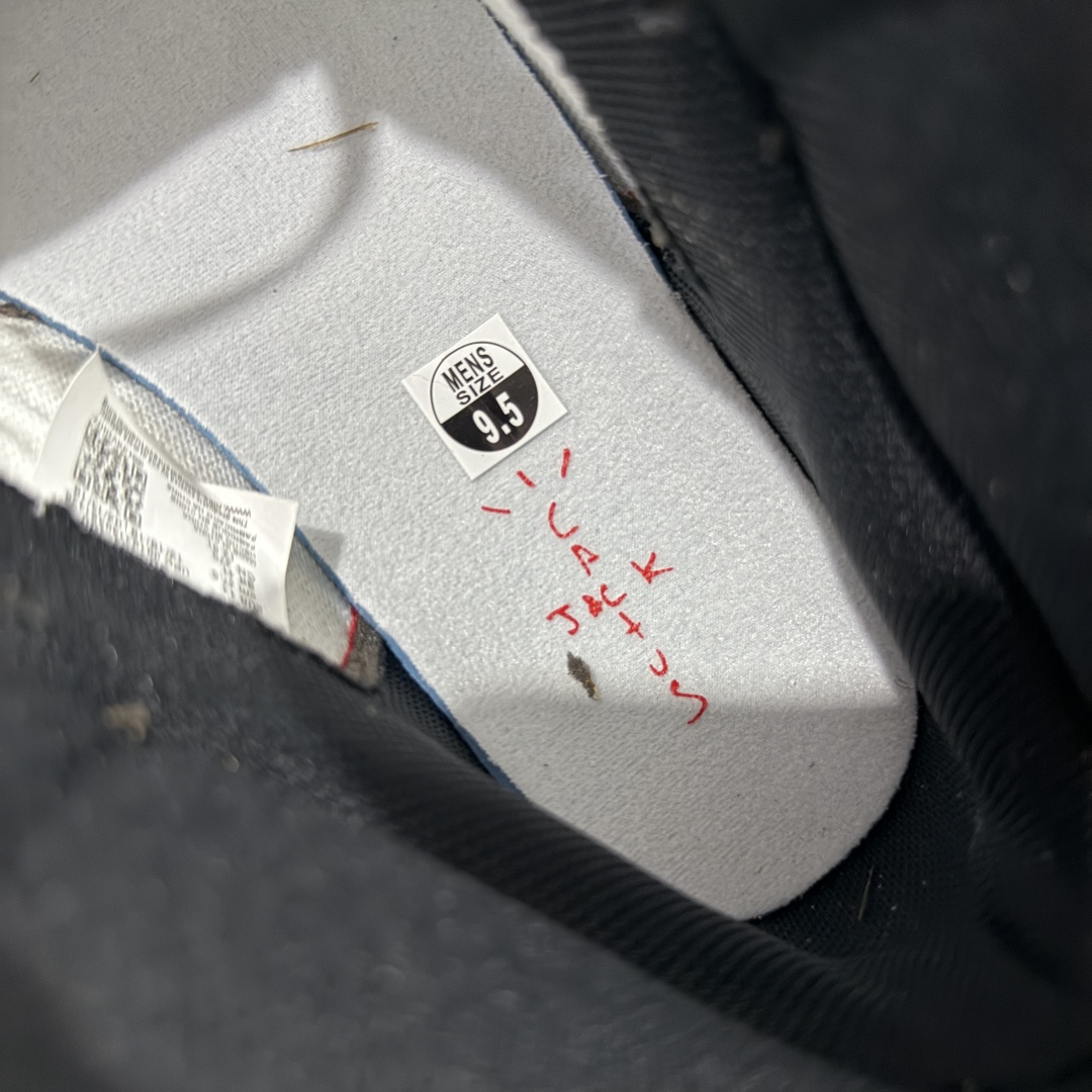 图片[8]-【PK4.0升级版】Air Jordan 1 x Travis Scott AJ1 x TS联名黑棕倒钩高帮CD4487-100 全新升级品质 细节完美对比原版无可挑剔 原厂皮料 实物无色差带绒感 细节多次校对 针车效果同步原鞋 刺绣拉到原厂定做 原楦原纸板开发 后跟弧度收口自然不对折 极致一眼正品既视感 进口玻璃冲刀皮料裁剪零毛边 鞋面高清洁度 QC检验标准 控制溢胶 鞋盒、防尘纸 配件鞋带 均采购来自原厂 尺码：36-47.5-选品中心