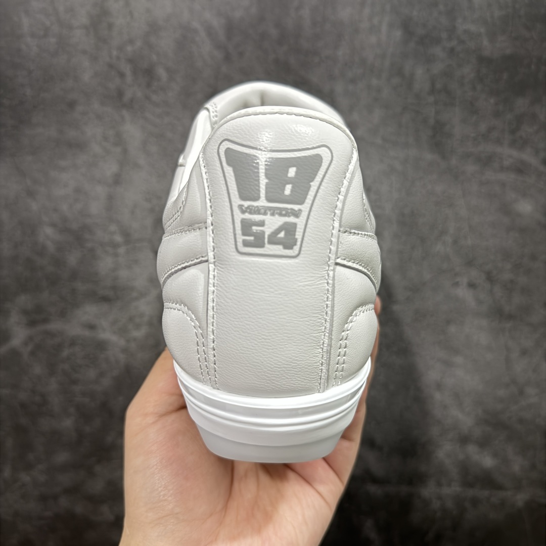 图片[4]-【专柜礼盒升级版】Louis Vuitton 2025 LV Footprint 情侣同款球鞋 市面最新版本 佛山高端品质 第一时间订入zp开发每个拼色的材质都是原版独家定制,与正品一致 做到对版对色大底开模高弹力环保发泡底 模具费都高达几十万 原版头层皮鞋面 压花都是按正品一比一打造开发 不偷半点料 不掺半点假 细节原版一致 可对比 全包套原版包装配件 最新包装大礼盒!! 目前市面一梯队级别 市场太杂请注意混卖版本 可区别材料 版型 质感 包装配件 一切肉眼可见的细节 法国巴黎百年奢侈品牌LV路易威登Louis Vuitton 尺码：38 39 40 41 42 43 44 45-选品中心