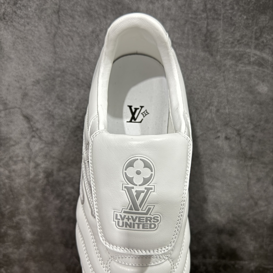 图片[8]-【专柜礼盒升级版】Louis Vuitton 2025 LV Footprint 情侣同款球鞋 市面最新版本 佛山高端品质 第一时间订入zp开发每个拼色的材质都是原版独家定制,与正品一致 做到对版对色大底开模高弹力环保发泡底 模具费都高达几十万 原版头层皮鞋面 压花都是按正品一比一打造开发 不偷半点料 不掺半点假 细节原版一致 可对比 全包套原版包装配件 最新包装大礼盒!! 目前市面一梯队级别 市场太杂请注意混卖版本 可区别材料 版型 质感 包装配件 一切肉眼可见的细节 法国巴黎百年奢侈品牌LV路易威登Louis Vuitton 尺码：38 39 40 41 42 43 44 45-选品中心