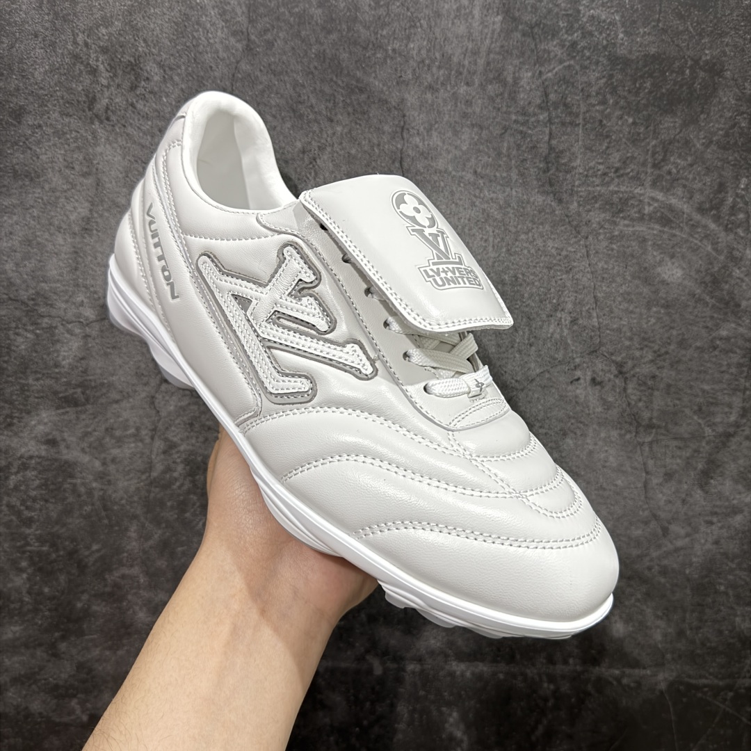 图片[3]-【专柜礼盒升级版】Louis Vuitton 2025 LV Footprint 情侣同款球鞋 市面最新版本 佛山高端品质 第一时间订入zp开发每个拼色的材质都是原版独家定制,与正品一致 做到对版对色大底开模高弹力环保发泡底 模具费都高达几十万 原版头层皮鞋面 压花都是按正品一比一打造开发 不偷半点料 不掺半点假 细节原版一致 可对比 全包套原版包装配件 最新包装大礼盒!! 目前市面一梯队级别 市场太杂请注意混卖版本 可区别材料 版型 质感 包装配件 一切肉眼可见的细节 法国巴黎百年奢侈品牌LV路易威登Louis Vuitton 尺码：38 39 40 41 42 43 44 45-选品中心