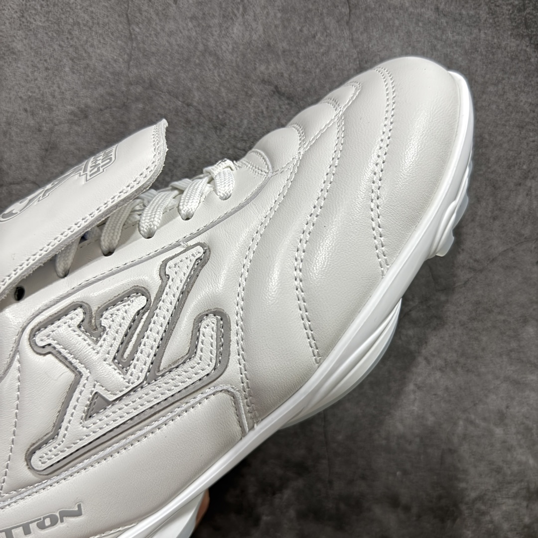 图片[6]-【专柜礼盒升级版】Louis Vuitton 2025 LV Footprint 情侣同款球鞋 市面最新版本 佛山高端品质 第一时间订入zp开发每个拼色的材质都是原版独家定制,与正品一致 做到对版对色大底开模高弹力环保发泡底 模具费都高达几十万 原版头层皮鞋面 压花都是按正品一比一打造开发 不偷半点料 不掺半点假 细节原版一致 可对比 全包套原版包装配件 最新包装大礼盒!! 目前市面一梯队级别 市场太杂请注意混卖版本 可区别材料 版型 质感 包装配件 一切肉眼可见的细节 法国巴黎百年奢侈品牌LV路易威登Louis Vuitton 尺码：38 39 40 41 42 43 44 45-选品中心