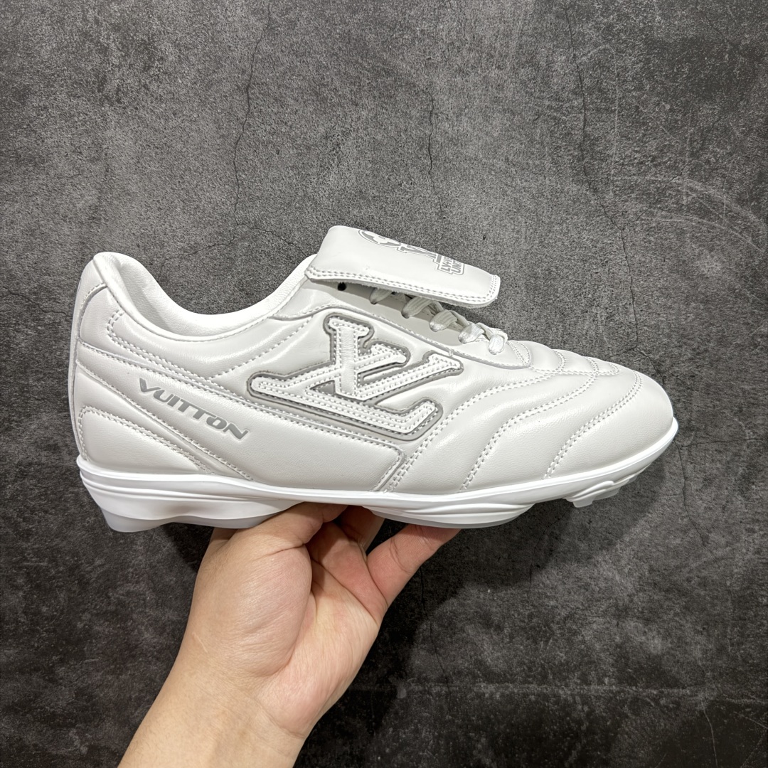 【专柜礼盒升级版】Louis Vuitton 2025 LV Footprint 情侣同款球鞋 市面最新版本 佛山高端品质 第一时间订入zp开发每个拼色的材质都是原版独家定制,与正品一致 做到对版对色大底开模高弹力环保发泡底 模具费都高达几十万 原版头层皮鞋面 压花都是按正品一比一打造开发 不偷半点料 不掺半点假 细节原版一致 可对比 全包套原版包装配件 最新包装大礼盒!! 目前市面一梯队级别 市场太杂请注意混卖版本 可区别材料 版型 质感 包装配件 一切肉眼可见的细节 法国巴黎百年奢侈品牌LV路易威登Louis Vuitton 尺码:38 39 40 41 42 43 44 45-选品中心