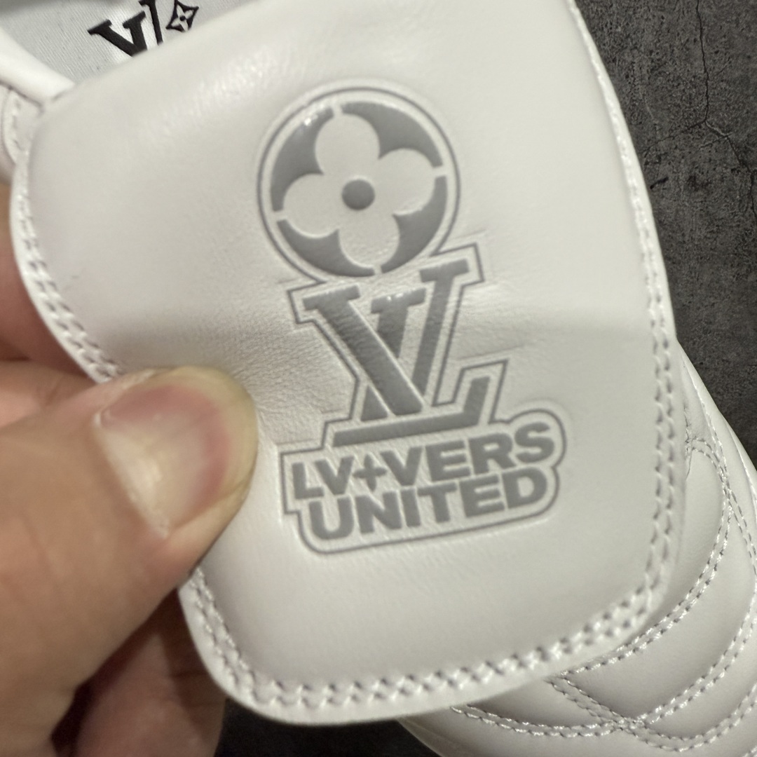 图片[6]-【专柜礼盒升级版】Louis Vuitton 2025 LV Footprint 情侣同款球鞋 市面最新版本 佛山高端品质 第一时间订入zp开发每个拼色的材质都是原版独家定制,与正品一致 做到对版对色大底开模高弹力环保发泡底 模具费都高达几十万 原版头层皮鞋面 压花都是按正品一比一打造开发 不偷半点料 不掺半点假 细节原版一致 可对比 全包套原版包装配件 最新包装大礼盒!! 目前市面一梯队级别 市场太杂请注意混卖版本 可区别材料 版型 质感 包装配件 一切肉眼可见的细节 法国巴黎百年奢侈品牌LV路易威登Louis Vuitton 尺码：38 39 40 41 42 43 44 45-选品中心