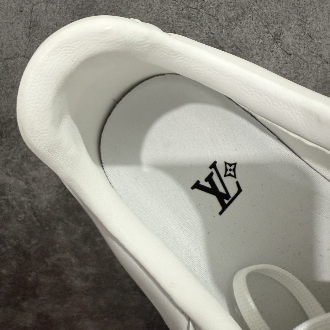 图片[9]-【专柜礼盒升级版】Louis Vuitton 2025 LV Footprint 情侣同款球鞋 市面最新版本 佛山高端品质 第一时间订入zp开发每个拼色的材质都是原版独家定制,与正品一致 做到对版对色大底开模高弹力环保发泡底 模具费都高达几十万 原版头层皮鞋面 压花都是按正品一比一打造开发 不偷半点料 不掺半点假 细节原版一致 可对比 全包套原版包装配件 最新包装大礼盒!! 目前市面一梯队级别 市场太杂请注意混卖版本 可区别材料 版型 质感 包装配件 一切肉眼可见的细节 法国巴黎百年奢侈品牌LV路易威登Louis Vuitton 尺码：38 39 40 41 42 43 44 45-选品中心