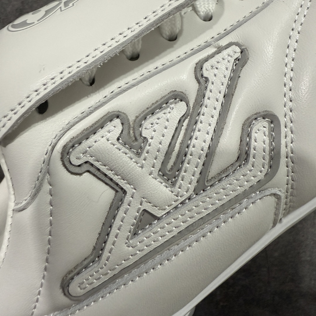 图片[4]-【专柜礼盒升级版】Louis Vuitton 2025 LV Footprint 情侣同款球鞋 市面最新版本 佛山高端品质 第一时间订入zp开发每个拼色的材质都是原版独家定制,与正品一致 做到对版对色大底开模高弹力环保发泡底 模具费都高达几十万 原版头层皮鞋面 压花都是按正品一比一打造开发 不偷半点料 不掺半点假 细节原版一致 可对比 全包套原版包装配件 最新包装大礼盒!! 目前市面一梯队级别 市场太杂请注意混卖版本 可区别材料 版型 质感 包装配件 一切肉眼可见的细节 法国巴黎百年奢侈品牌LV路易威登Louis Vuitton 尺码：38 39 40 41 42 43 44 45-选品中心