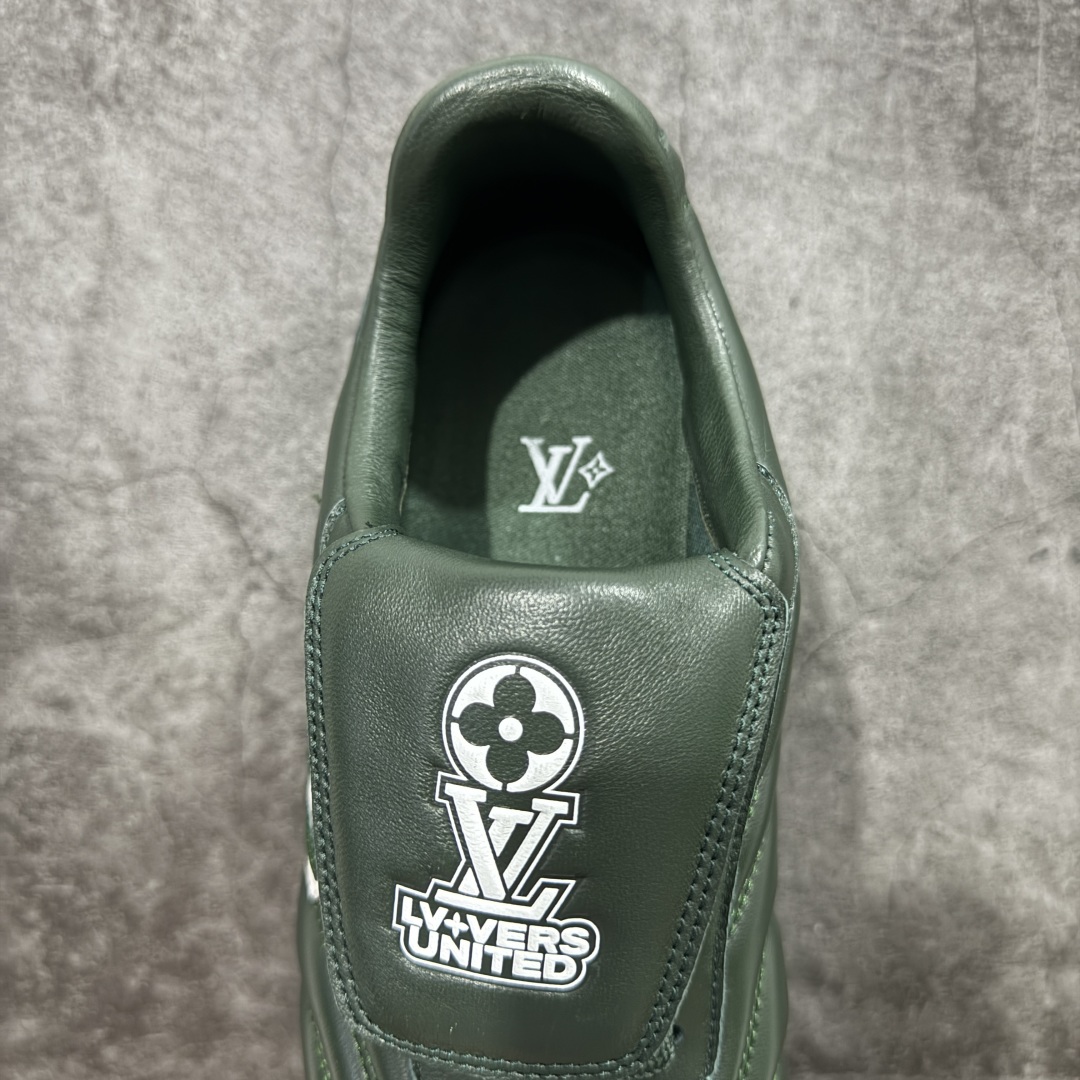 图片[8]-【专柜礼盒升级版】Louis Vuitton 2025 LV Footprint 情侣同款球鞋 市面最新版本 佛山高端品质 第一时间订入zp开发每个拼色的材质都是原版独家定制,与正品一致 做到对版对色大底开模高弹力环保发泡底 模具费都高达几十万 原版头层皮鞋面 压花都是按正品一比一打造开发 不偷半点料 不掺半点假 细节原版一致 可对比 全包套原版包装配件 最新包装大礼盒!! 目前市面一梯队级别 市场太杂请注意混卖版本 可区别材料 版型 质感 包装配件 一切肉眼可见的细节 法国巴黎百年奢侈品牌LV路易威登Louis Vuitton 尺码：38 39 40 41 42 43 44 45-选品中心