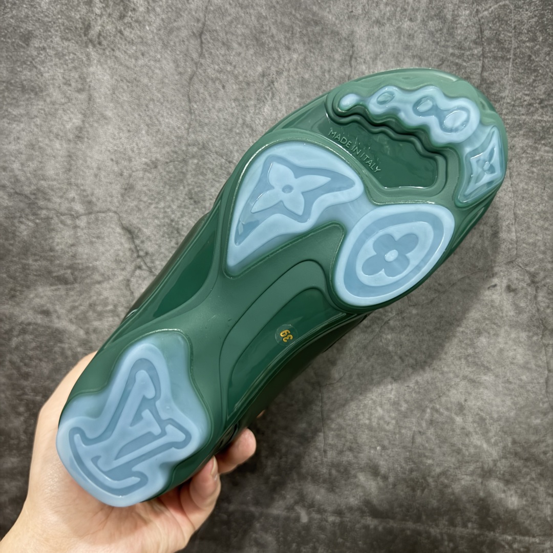 图片[9]-【专柜礼盒升级版】Louis Vuitton 2025 LV Footprint 情侣同款球鞋 市面最新版本 佛山高端品质 第一时间订入zp开发每个拼色的材质都是原版独家定制,与正品一致 做到对版对色大底开模高弹力环保发泡底 模具费都高达几十万 原版头层皮鞋面 压花都是按正品一比一打造开发 不偷半点料 不掺半点假 细节原版一致 可对比 全包套原版包装配件 最新包装大礼盒!! 目前市面一梯队级别 市场太杂请注意混卖版本 可区别材料 版型 质感 包装配件 一切肉眼可见的细节 法国巴黎百年奢侈品牌LV路易威登Louis Vuitton 尺码：38 39 40 41 42 43 44 45-选品中心