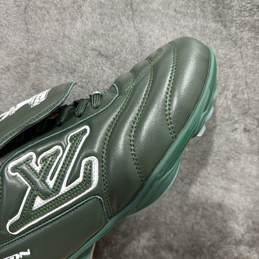 图片[6]-【专柜礼盒升级版】Louis Vuitton 2025 LV Footprint 情侣同款球鞋 市面最新版本 佛山高端品质 第一时间订入zp开发每个拼色的材质都是原版独家定制,与正品一致 做到对版对色大底开模高弹力环保发泡底 模具费都高达几十万 原版头层皮鞋面 压花都是按正品一比一打造开发 不偷半点料 不掺半点假 细节原版一致 可对比 全包套原版包装配件 最新包装大礼盒!! 目前市面一梯队级别 市场太杂请注意混卖版本 可区别材料 版型 质感 包装配件 一切肉眼可见的细节 法国巴黎百年奢侈品牌LV路易威登Louis Vuitton 尺码：38 39 40 41 42 43 44 45-选品中心