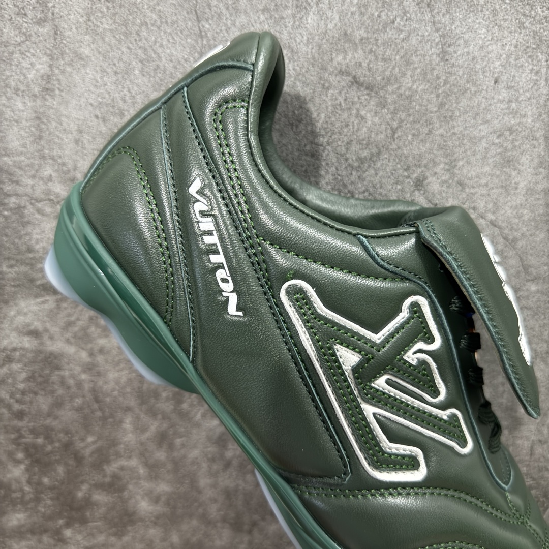 图片[7]-【专柜礼盒升级版】Louis Vuitton 2025 LV Footprint 情侣同款球鞋 市面最新版本 佛山高端品质 第一时间订入zp开发每个拼色的材质都是原版独家定制,与正品一致 做到对版对色大底开模高弹力环保发泡底 模具费都高达几十万 原版头层皮鞋面 压花都是按正品一比一打造开发 不偷半点料 不掺半点假 细节原版一致 可对比 全包套原版包装配件 最新包装大礼盒!! 目前市面一梯队级别 市场太杂请注意混卖版本 可区别材料 版型 质感 包装配件 一切肉眼可见的细节 法国巴黎百年奢侈品牌LV路易威登Louis Vuitton 尺码：38 39 40 41 42 43 44 45-选品中心