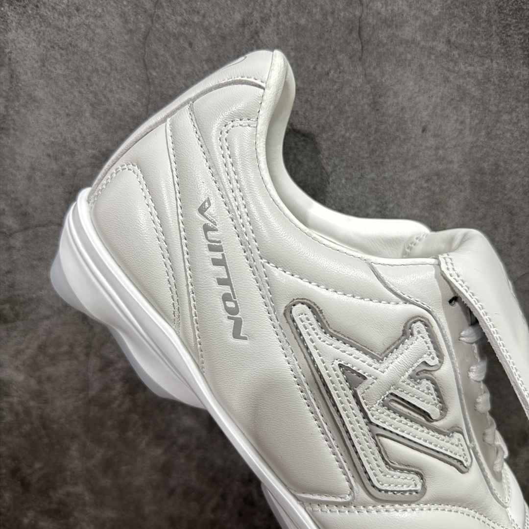 图片[7]-【专柜礼盒升级版】Louis Vuitton 2025 LV Footprint 情侣同款球鞋 市面最新版本 佛山高端品质 第一时间订入zp开发每个拼色的材质都是原版独家定制,与正品一致 做到对版对色大底开模高弹力环保发泡底 模具费都高达几十万 原版头层皮鞋面 压花都是按正品一比一打造开发 不偷半点料 不掺半点假 细节原版一致 可对比 全包套原版包装配件 最新包装大礼盒!! 目前市面一梯队级别 市场太杂请注意混卖版本 可区别材料 版型 质感 包装配件 一切肉眼可见的细节 法国巴黎百年奢侈品牌LV路易威登Louis Vuitton 尺码：38 39 40 41 42 43 44 45-选品中心