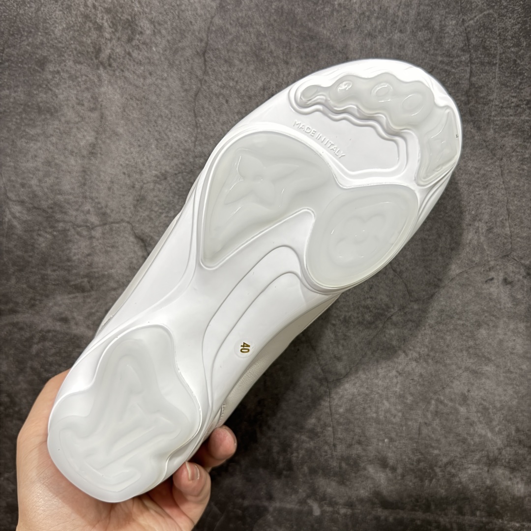 图片[9]-【专柜礼盒升级版】Louis Vuitton 2025 LV Footprint 情侣同款球鞋 市面最新版本 佛山高端品质 第一时间订入zp开发每个拼色的材质都是原版独家定制,与正品一致 做到对版对色大底开模高弹力环保发泡底 模具费都高达几十万 原版头层皮鞋面 压花都是按正品一比一打造开发 不偷半点料 不掺半点假 细节原版一致 可对比 全包套原版包装配件 最新包装大礼盒!! 目前市面一梯队级别 市场太杂请注意混卖版本 可区别材料 版型 质感 包装配件 一切肉眼可见的细节 法国巴黎百年奢侈品牌LV路易威登Louis Vuitton 尺码：38 39 40 41 42 43 44 45-选品中心